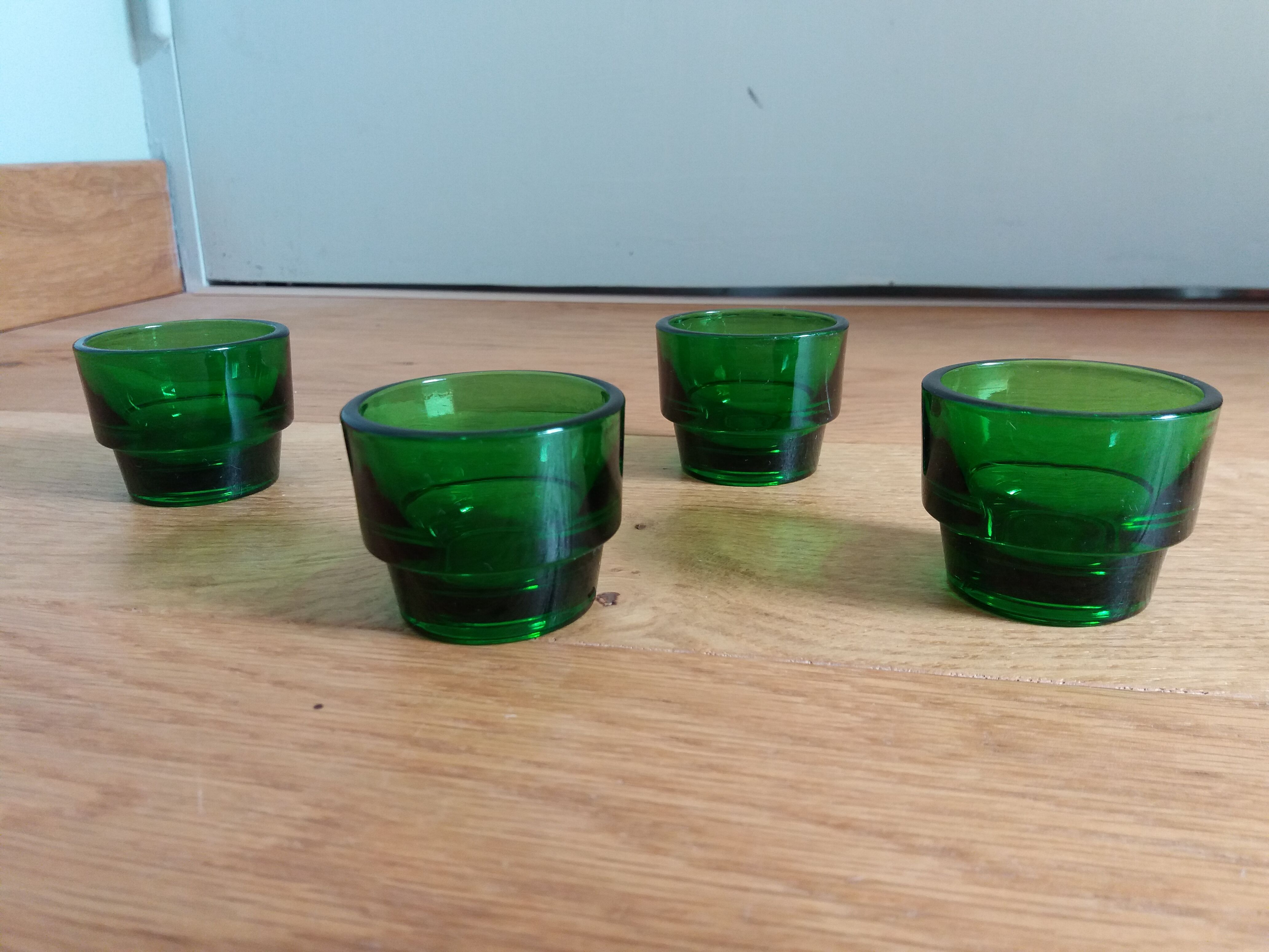 Set of 4 glass shells