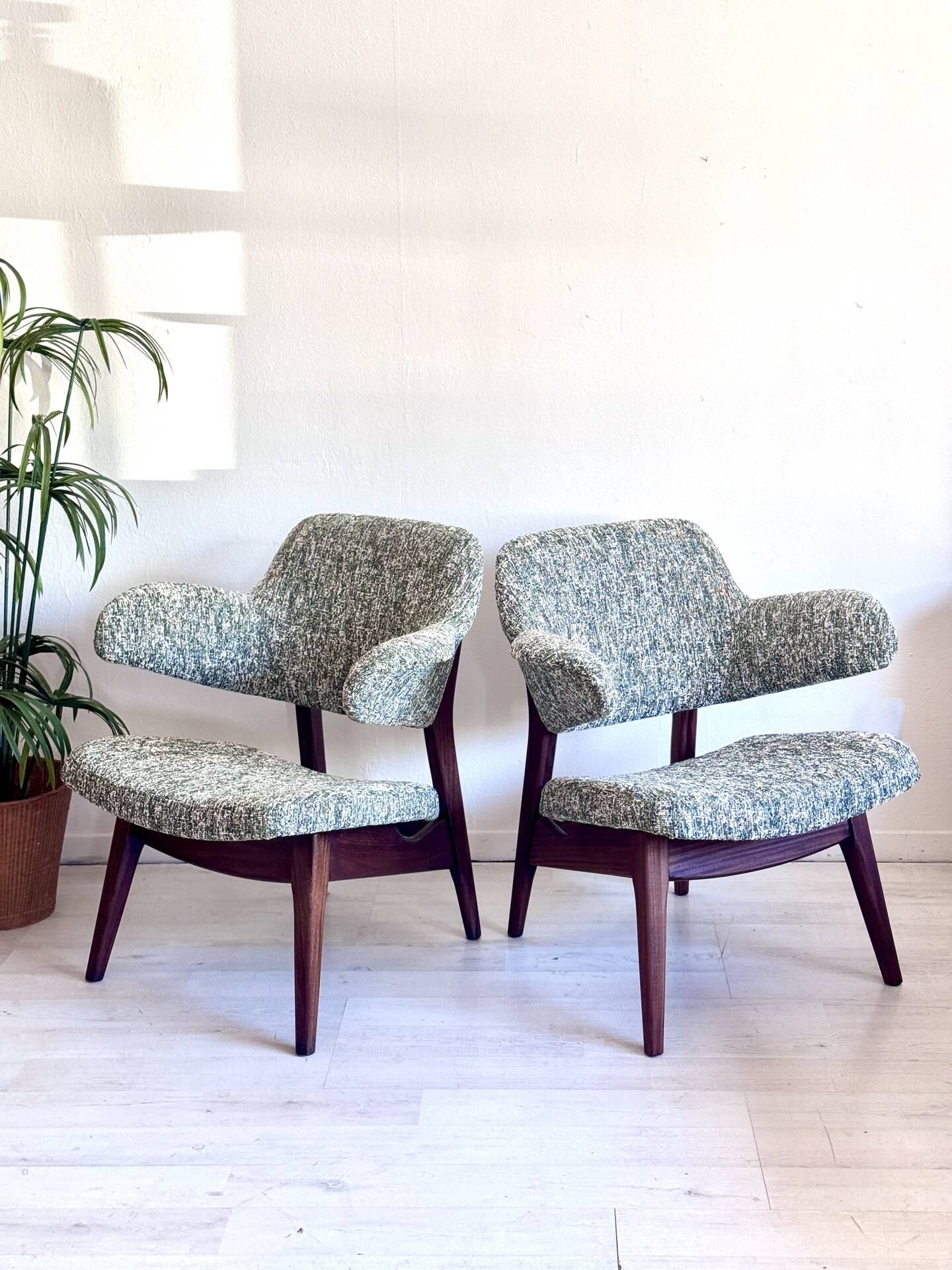 Ensemble de deux chaises Penguin Louis van Teeffelen des années 1960.