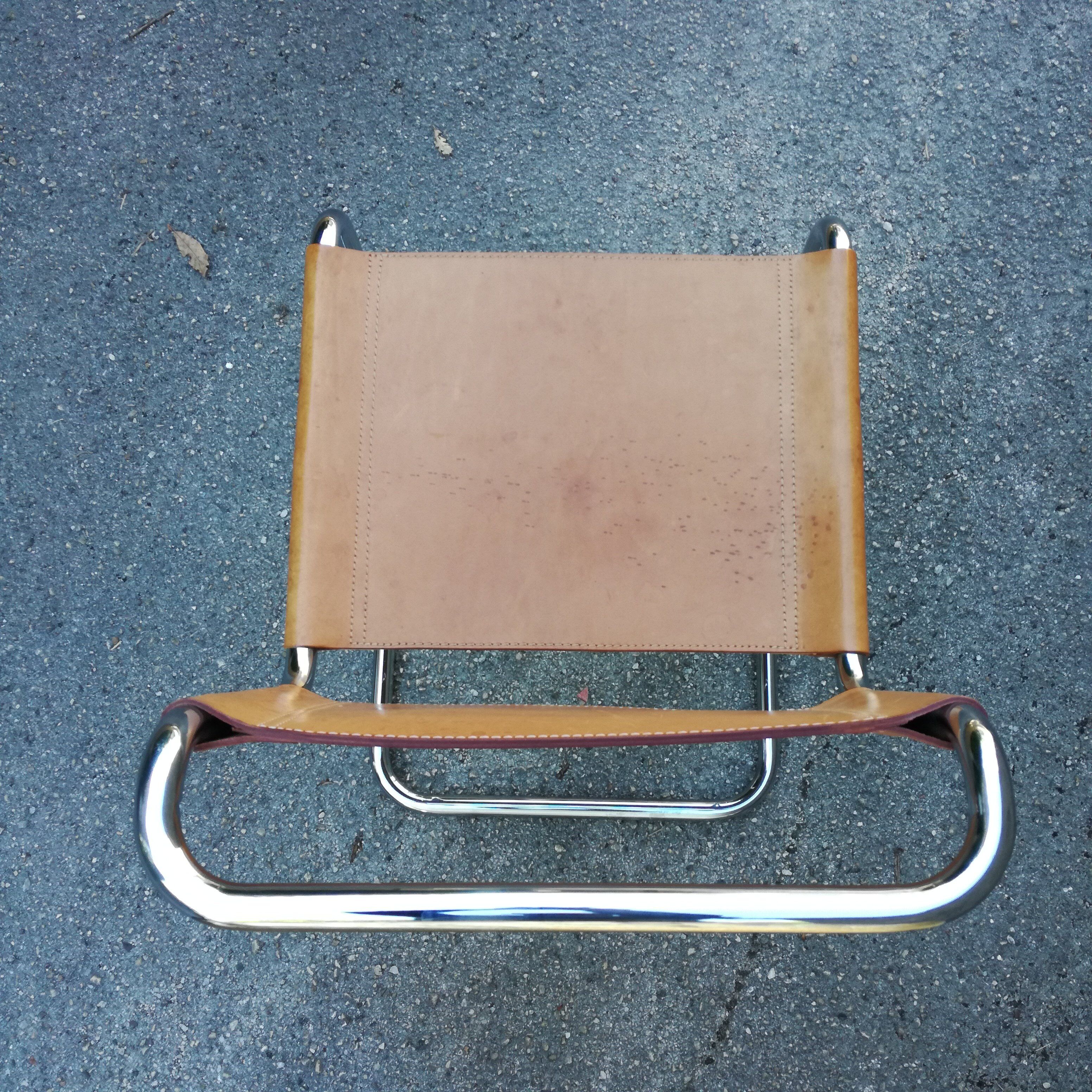 Chaise cantilever en cuir