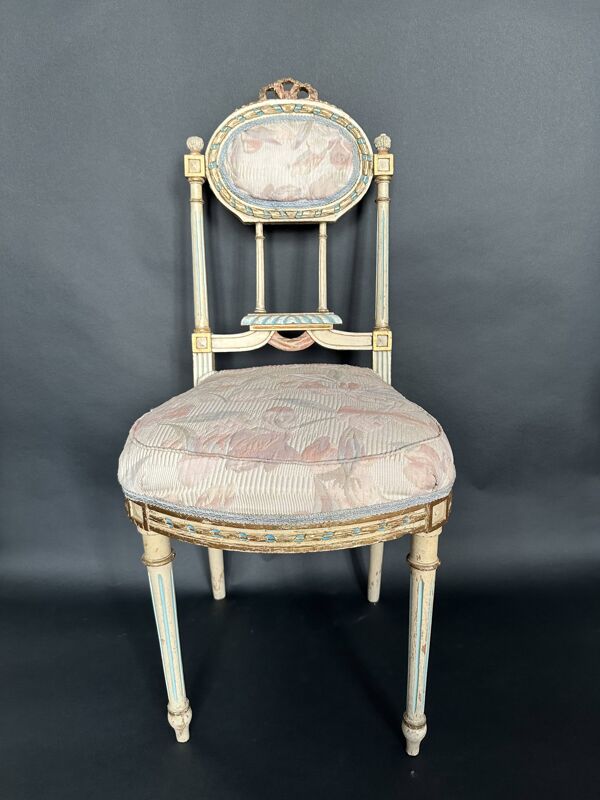 Chaise style Louis XVI peinte, dossier médaillon, fin XIXe
