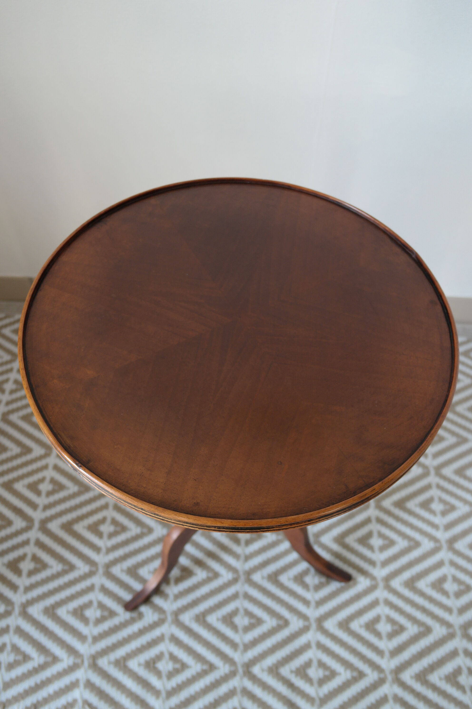 English-style mahogany healing