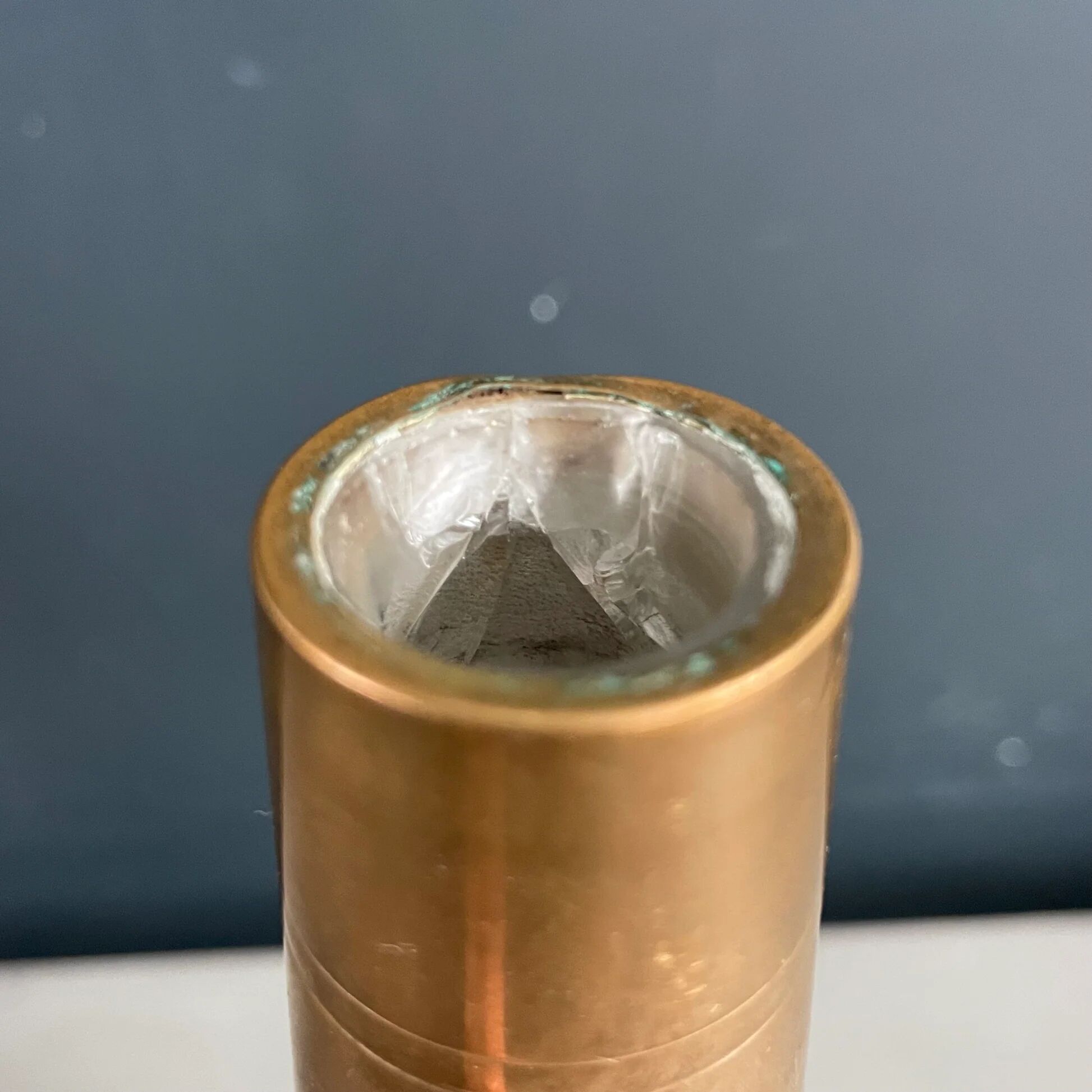 Bouteille flacon en verre ciselé et cuivre