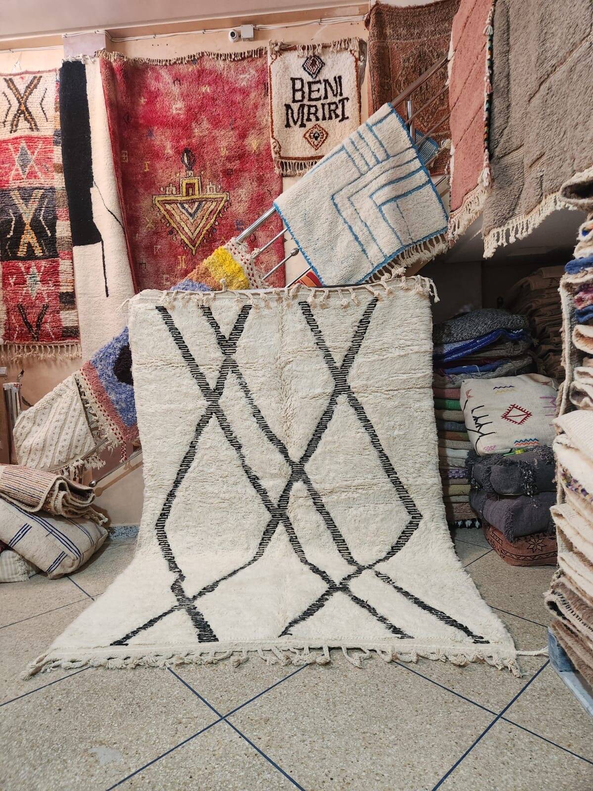 Large Beni Ouarain rug 300x200 cm in cream and black – Moroccan Berber rug