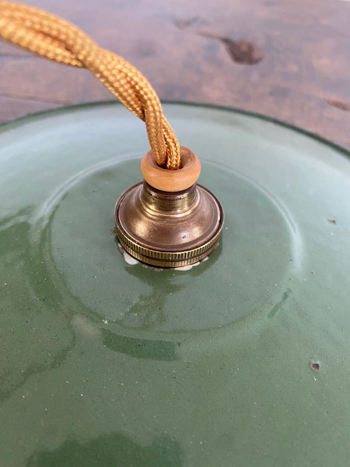 Suspension lamp in enamelled sheet metal