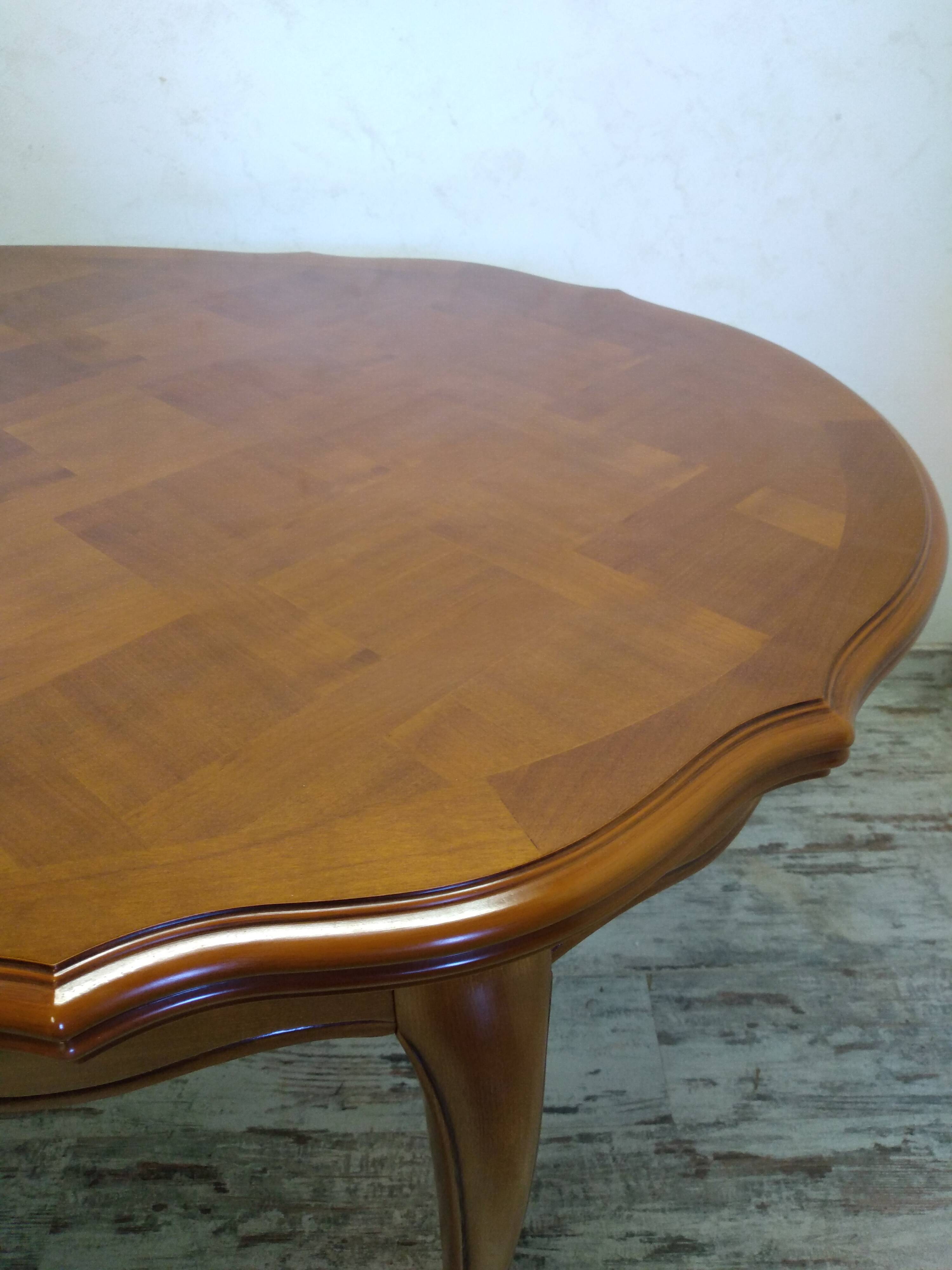 Regency style table with integrated extensions