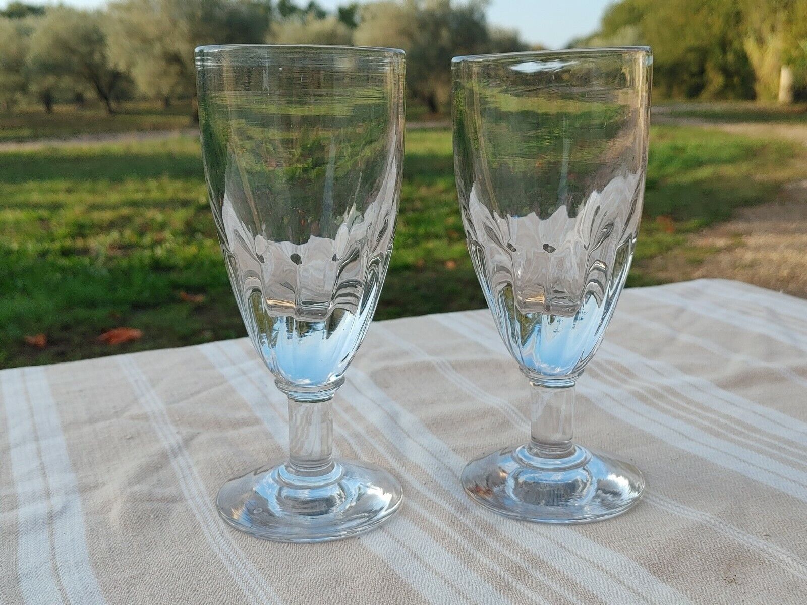 2 verres anciens à absinthe de bistrot, verre épais base torsadée XIXème