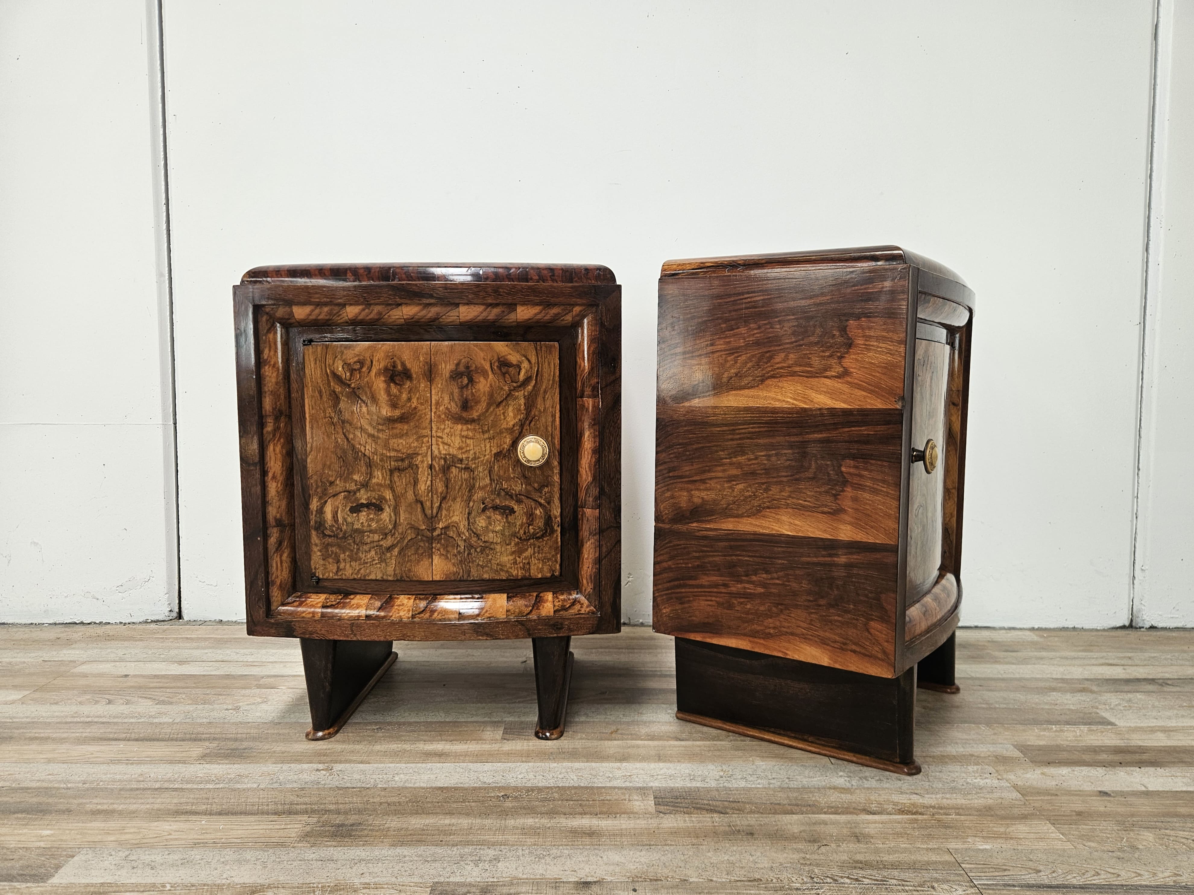 Tuscan Art Decò bedside tables from the 1940s in walnut burl