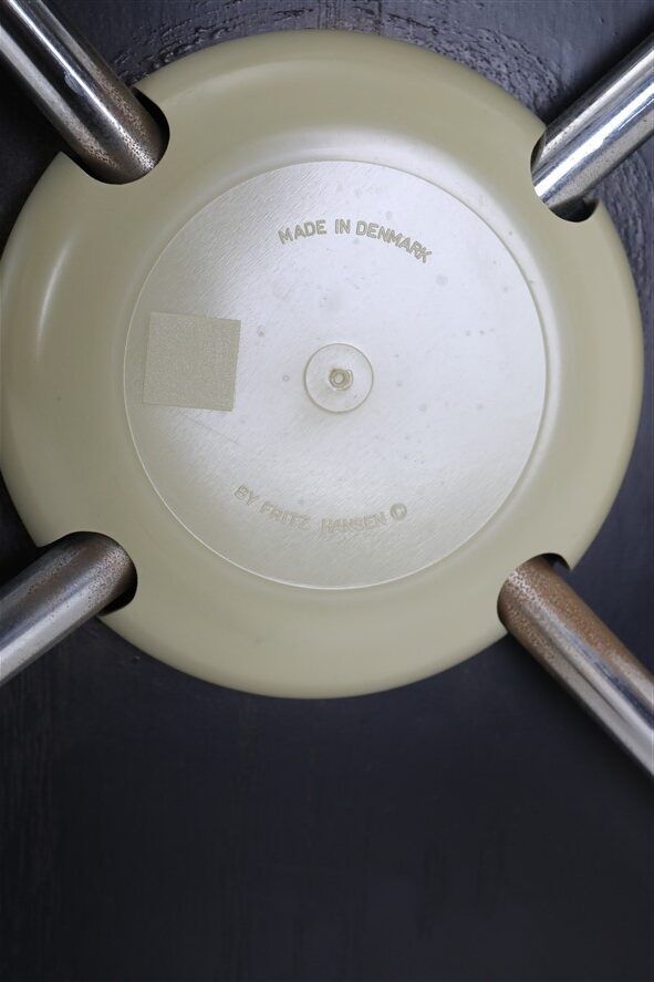 Black "3107" / "Series 7" chair by Arne Jacobsen for Fritz Hansen / Danish mid-century modern design