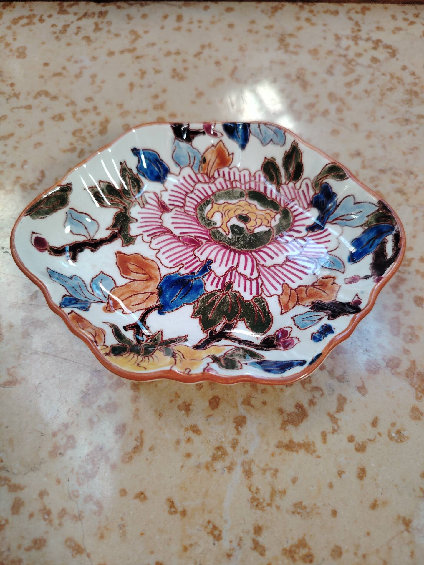 Empty pocket dish in Gien earthenware with peony decoration.