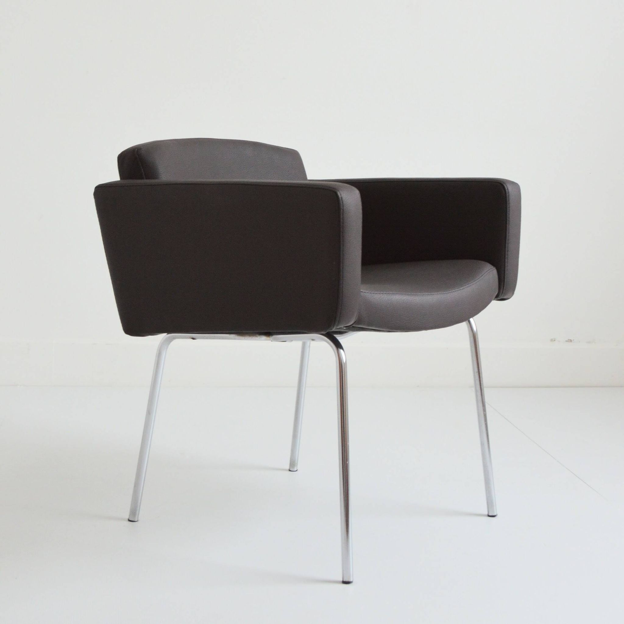 “Conseil” armchair by Pierre Guariche for Meurop 1960s (1 / 2)