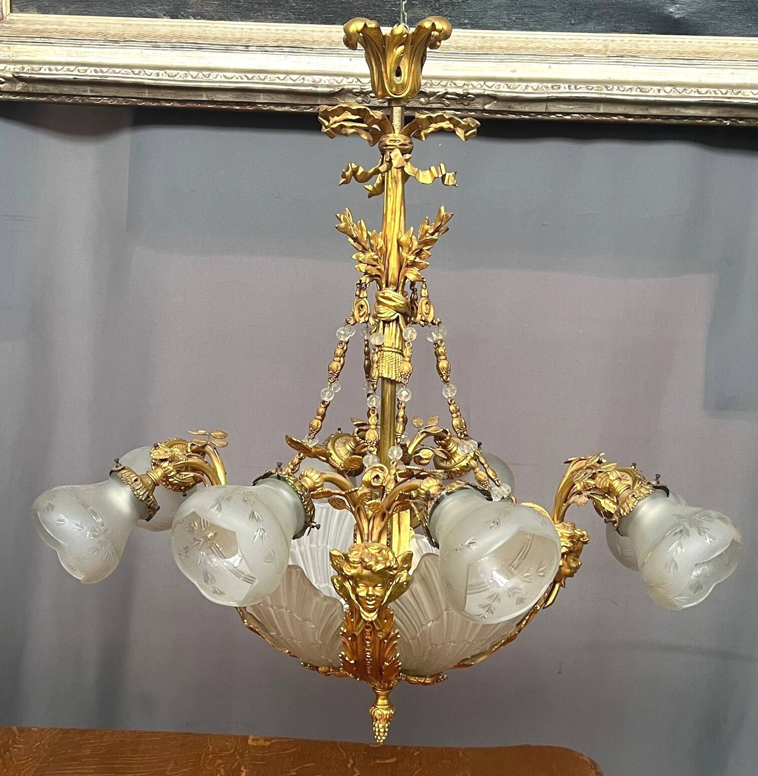 Golden bronze chandelier in Louis XVI style. 12 light points.