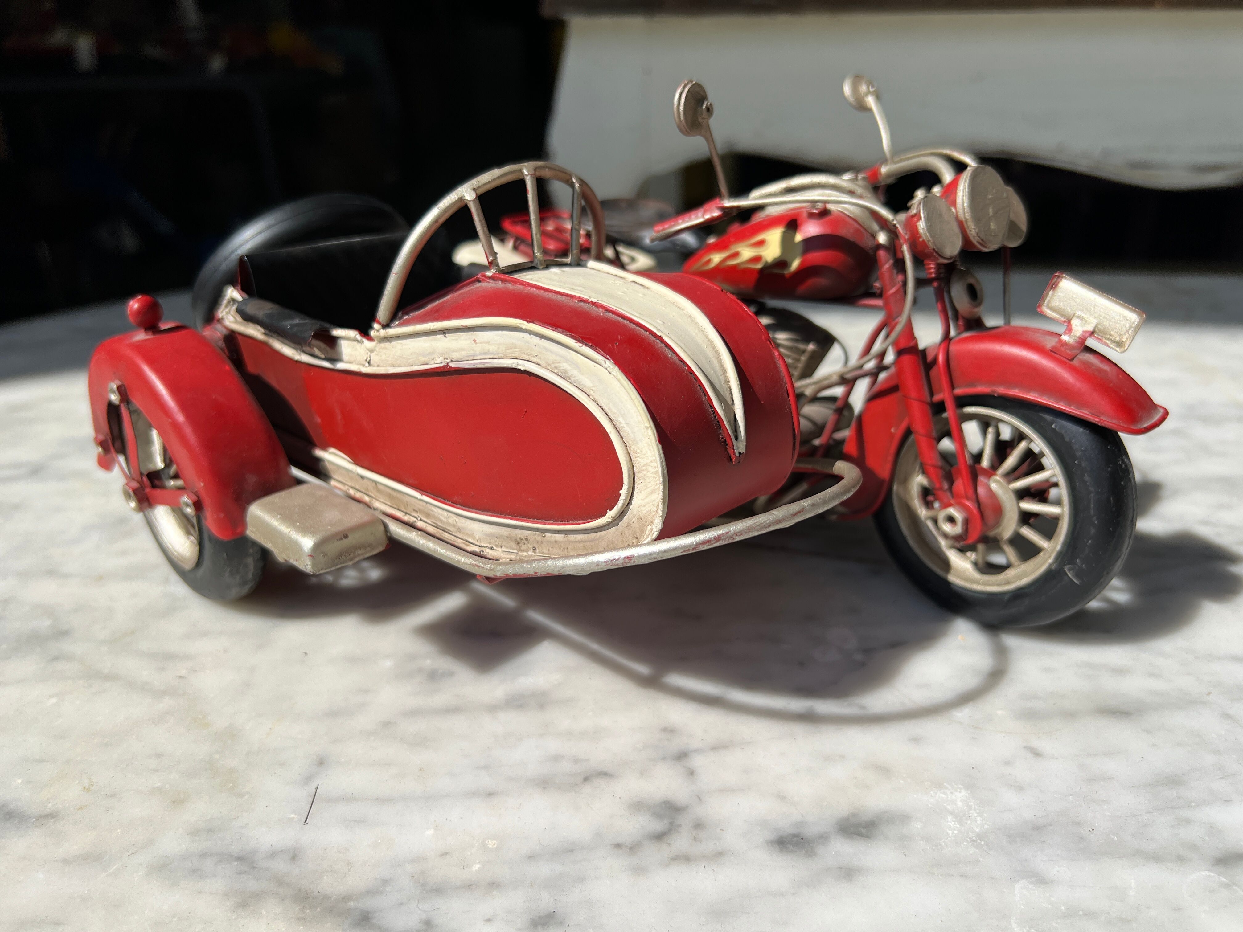 Moto side-car vintage en métal