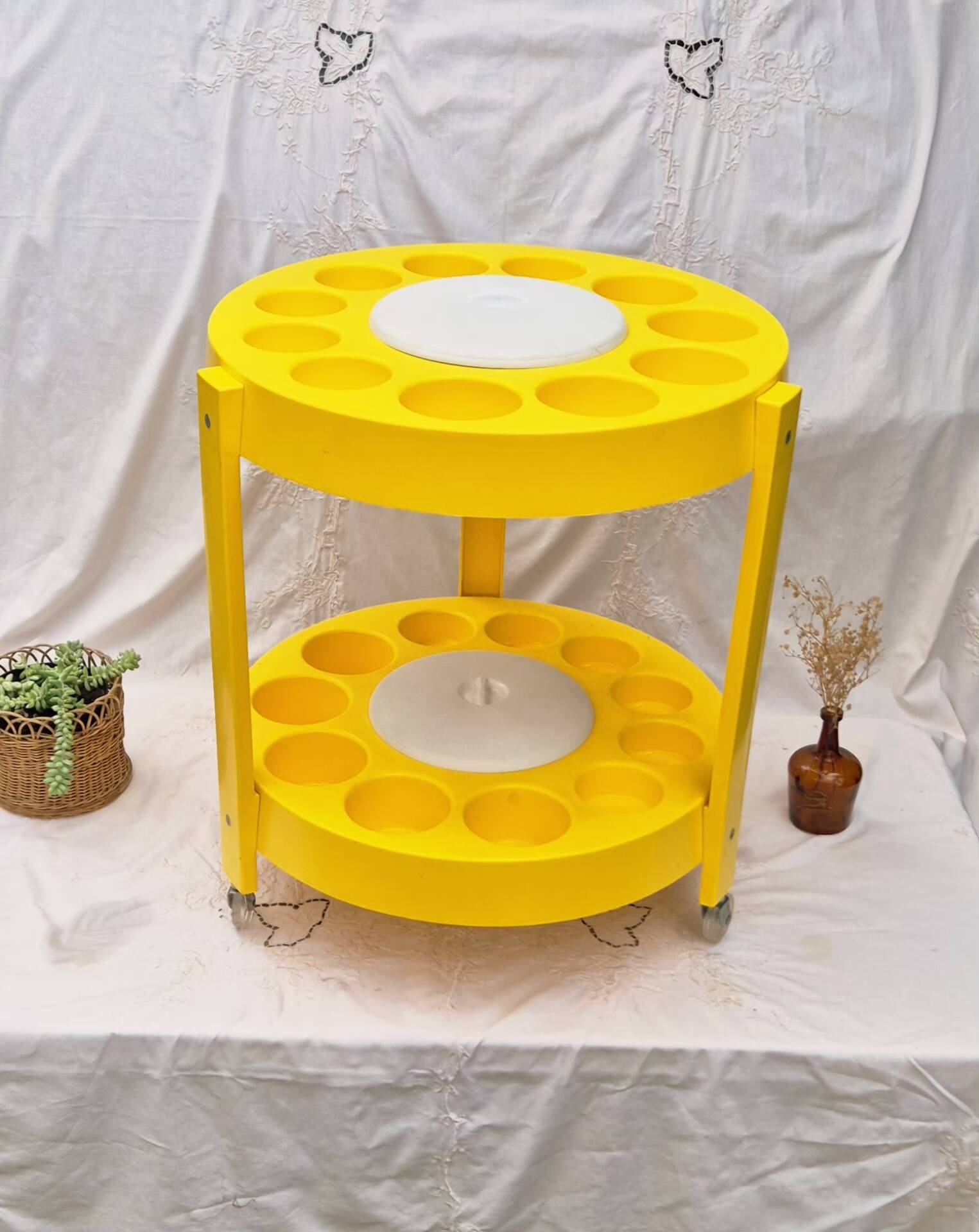 Serving trolley for drinks in yellow plastic, space age 1970.