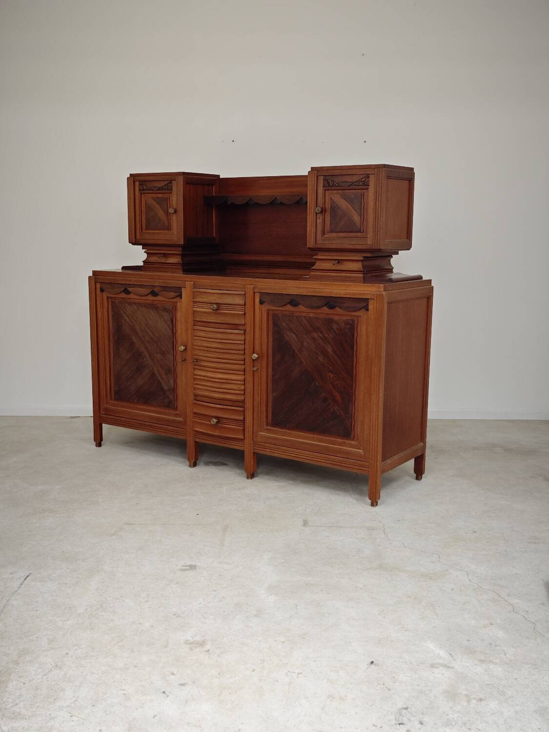 Buffet haut art and craft Art déco français en bois blond 1950 1960