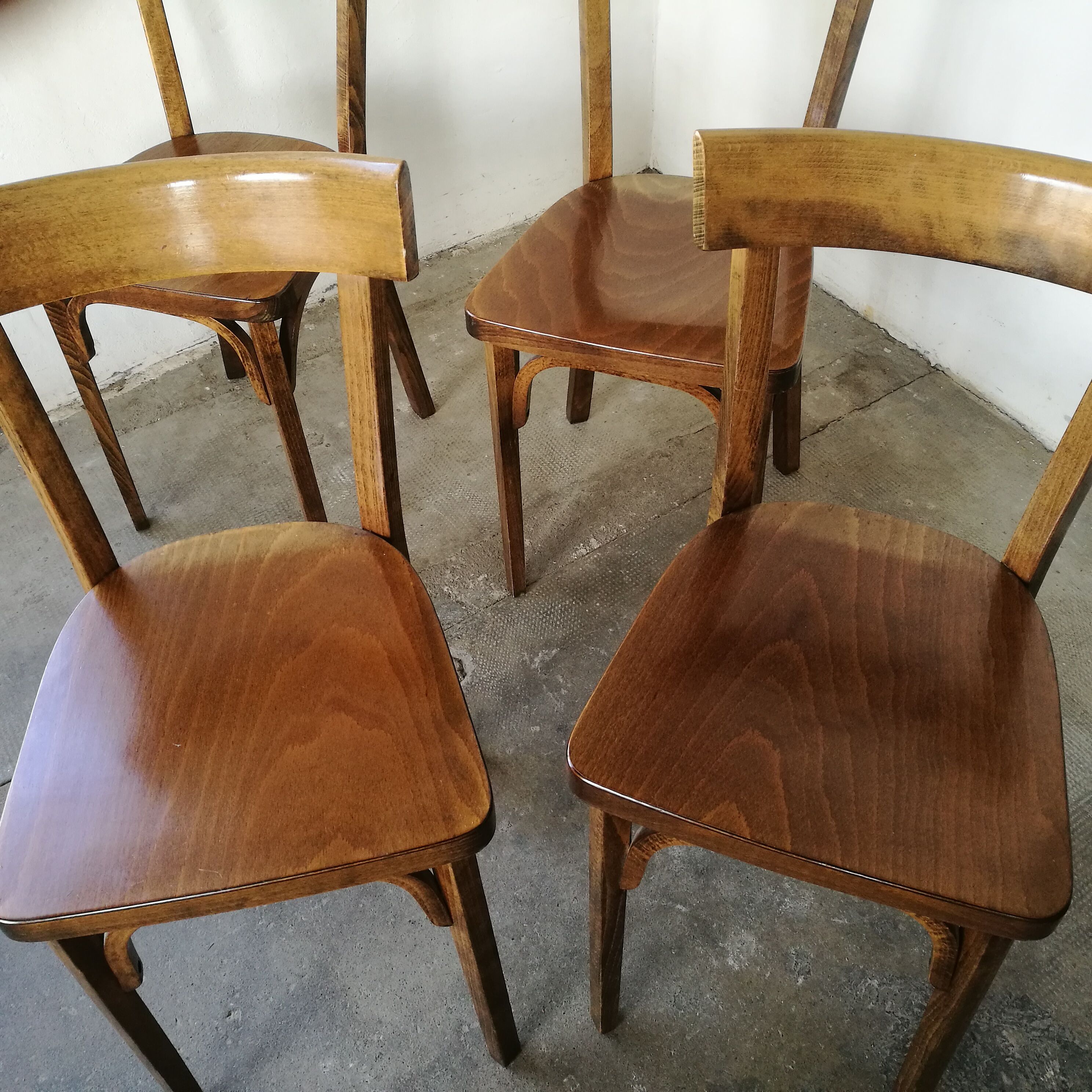 Set de 4 chaises bistrot en bois estampillées Baumann