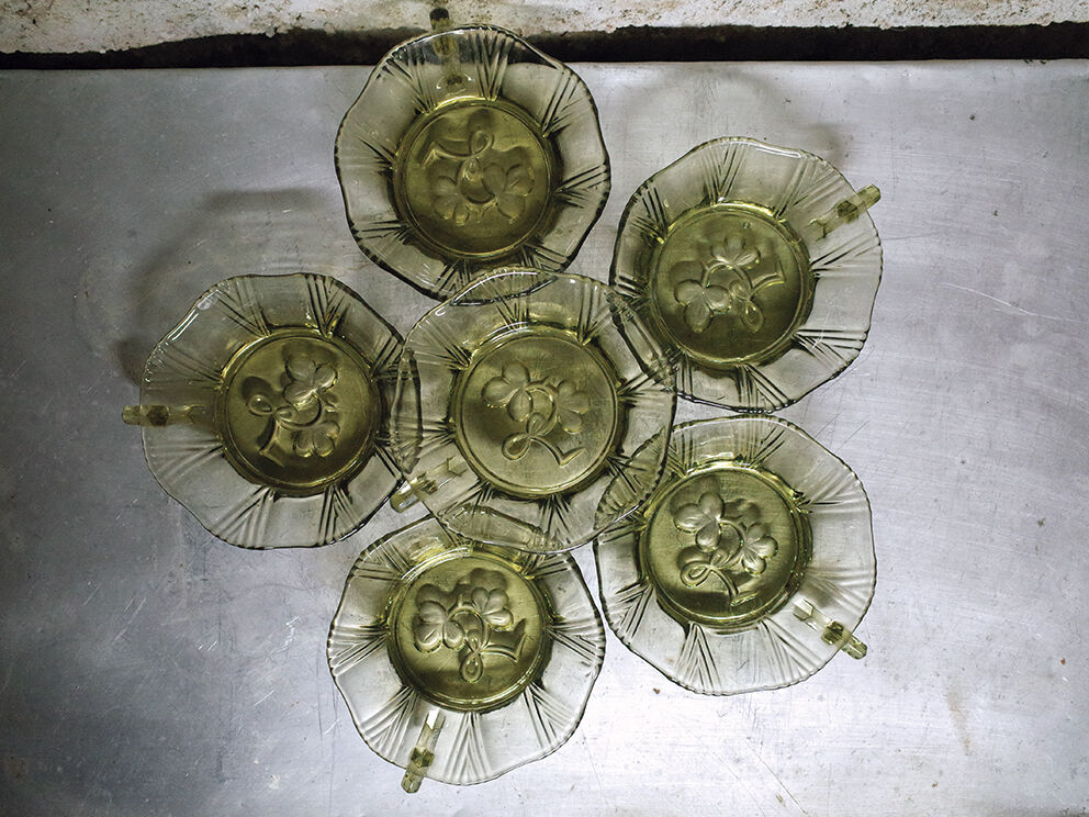 Lot de 6 coupelles Art Déco en verre kaki