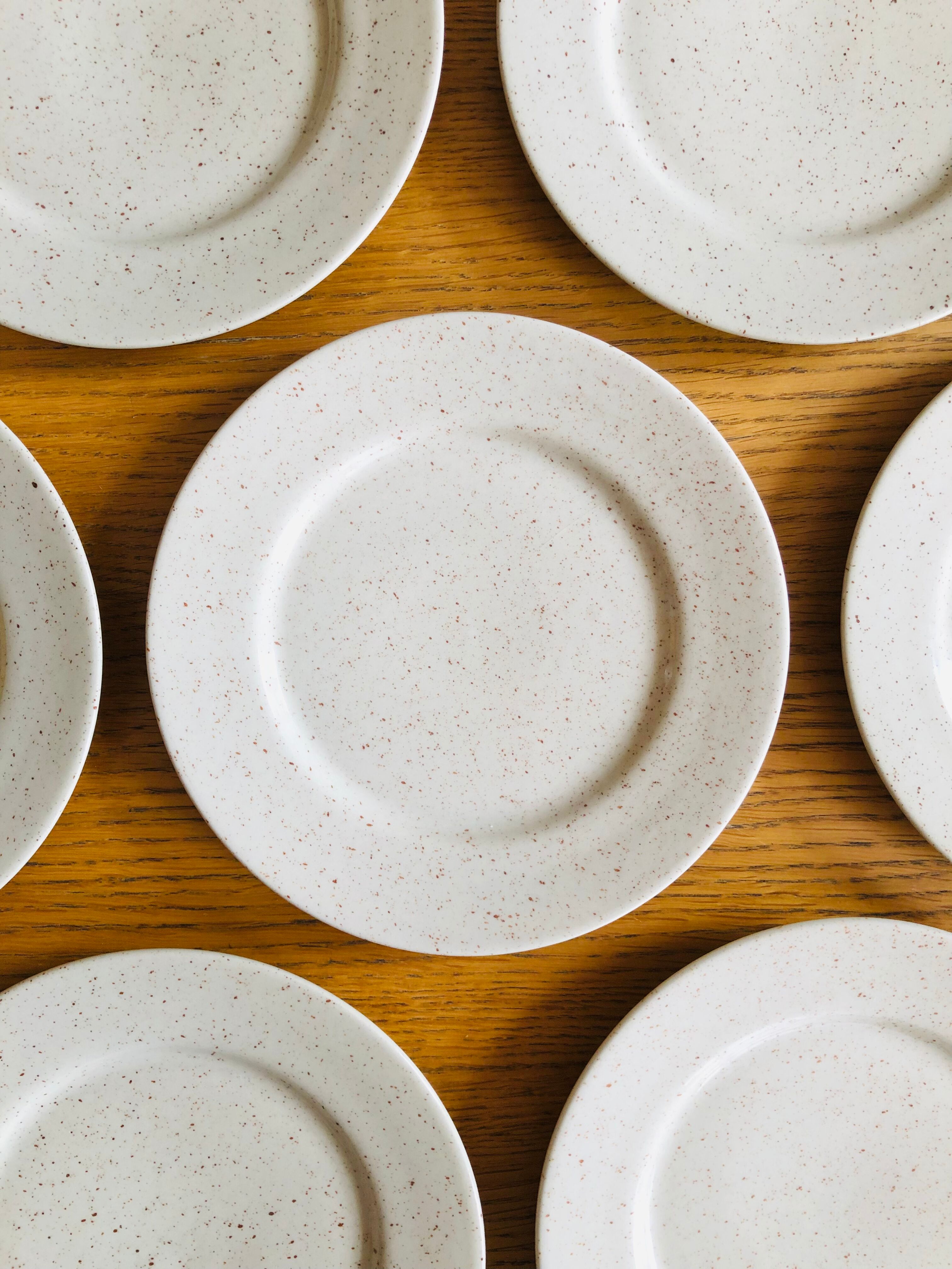 11 Assiettes à dessert en grès moucheté vintage