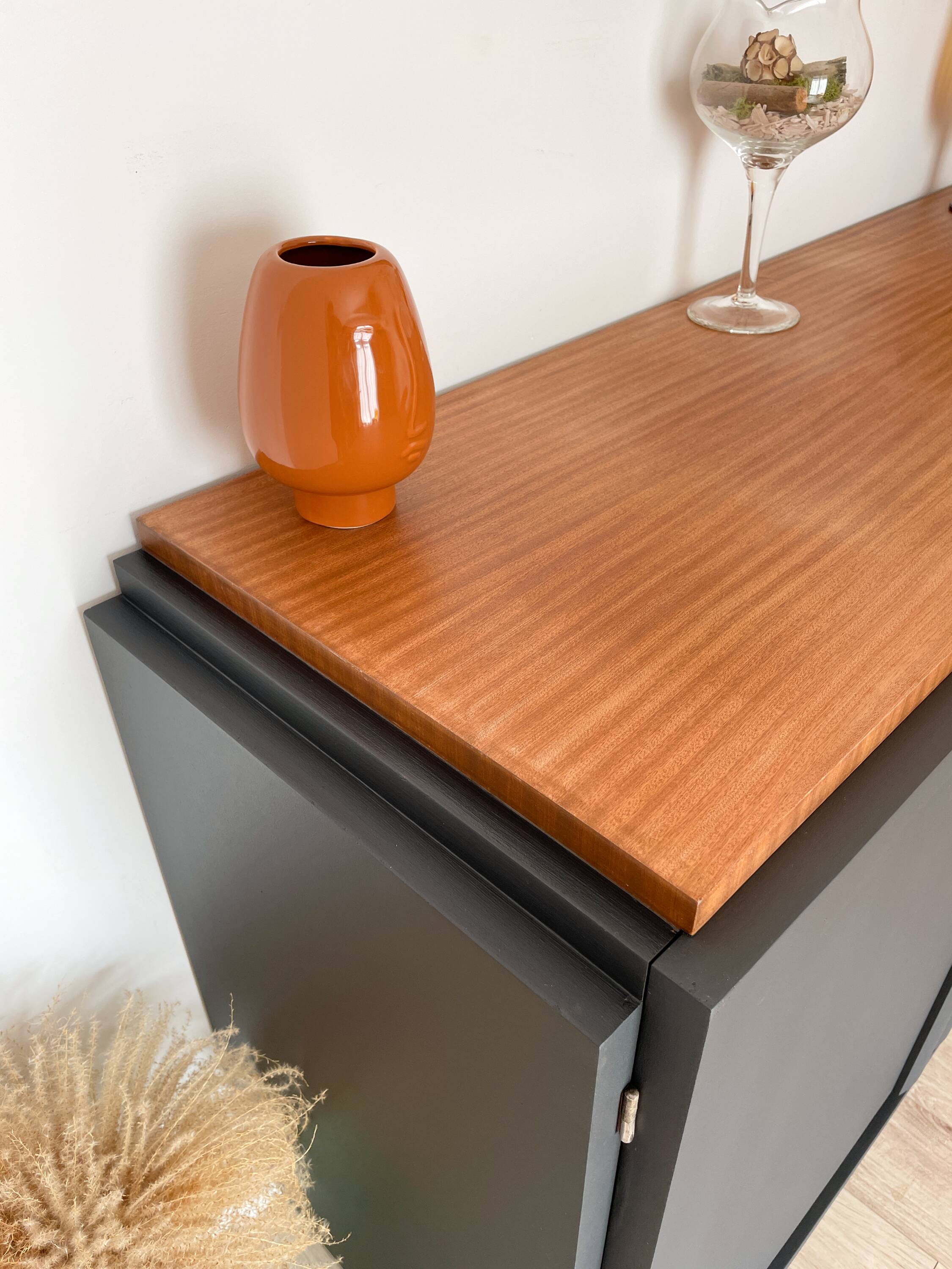 Buffet vintage noir mat et bois brut