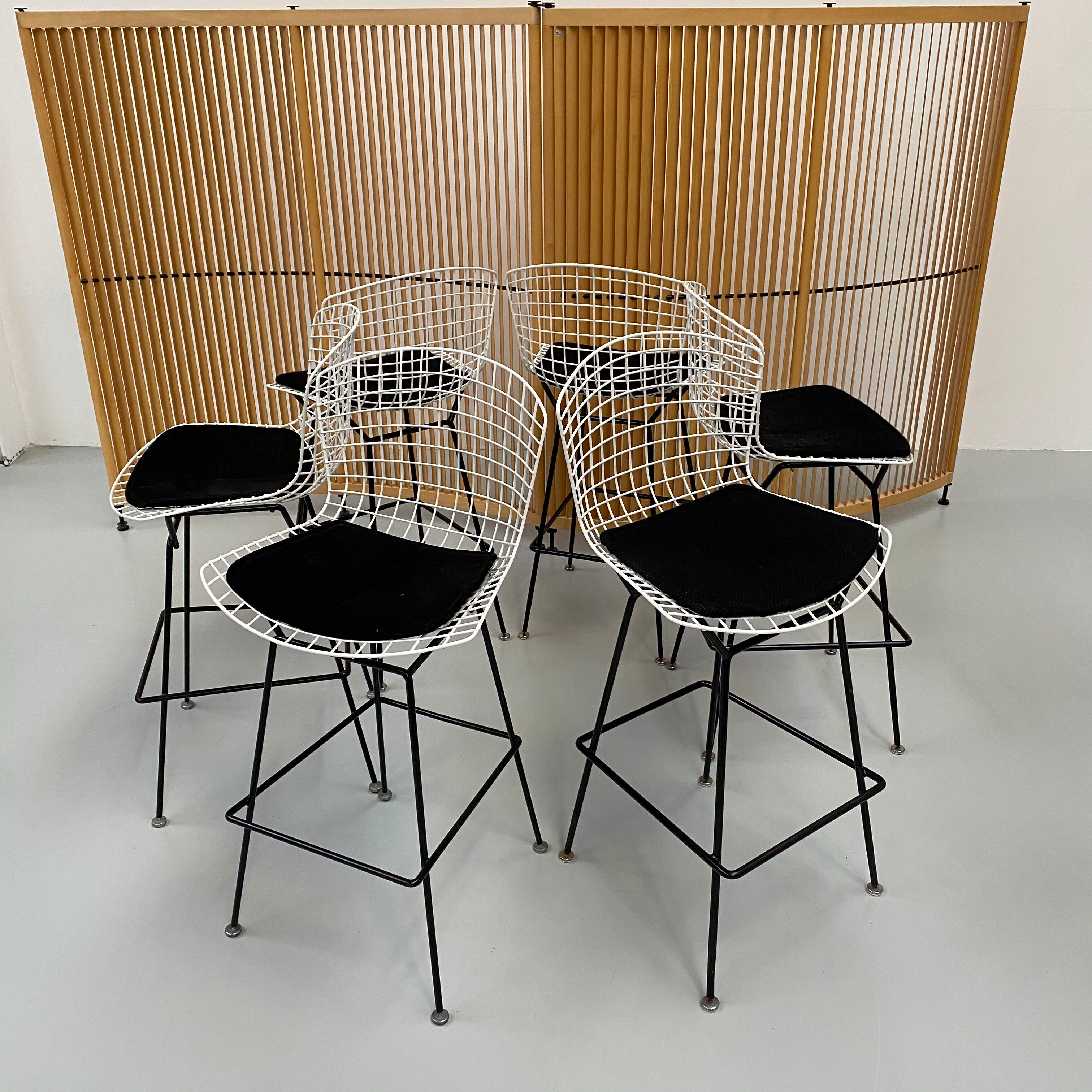 Wire barstools by Harry Bertoia for Knoll, 1960