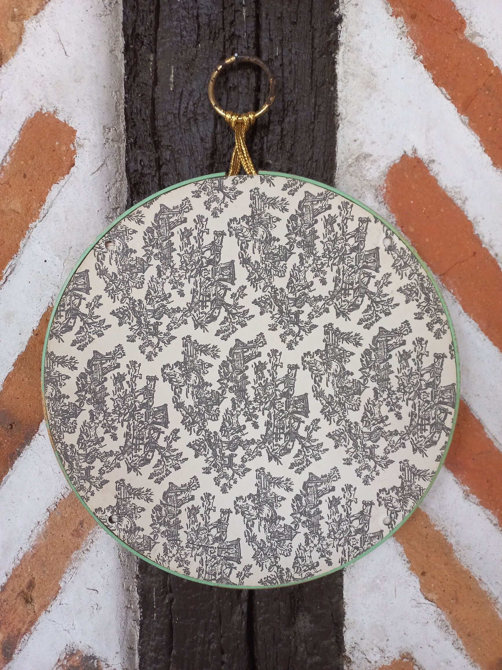 Round gilded glass frame