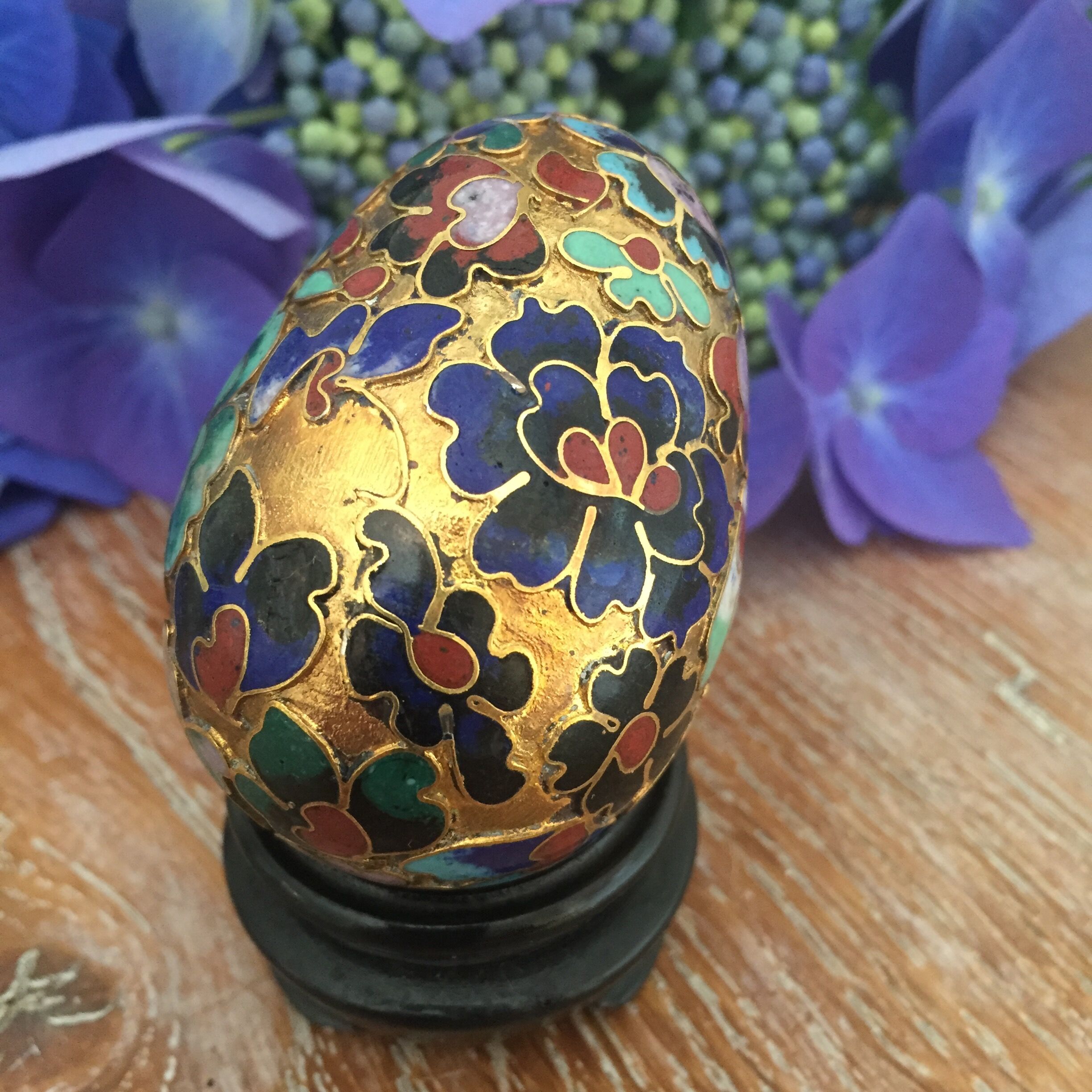 Batch of decorative partitioned eggs