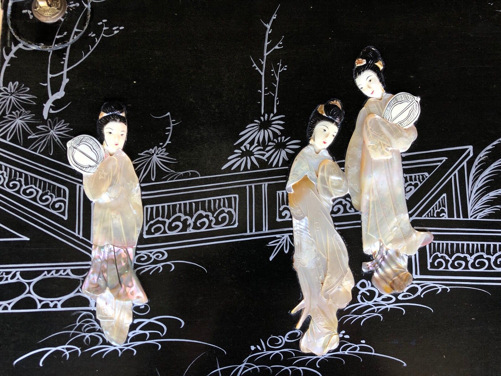 Four lacquer panels japan china XXe decorations of geishas