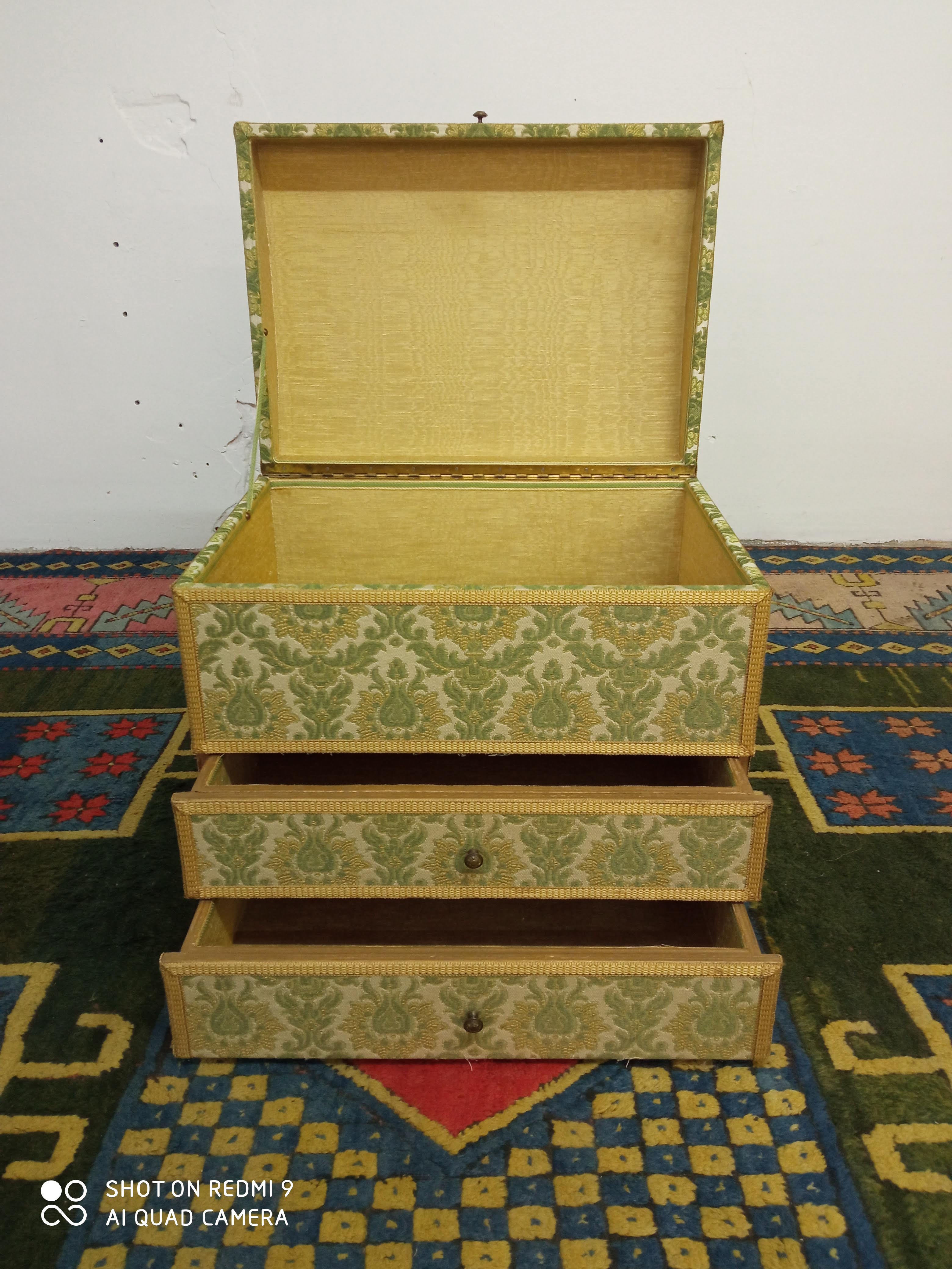 Old malle has drawers