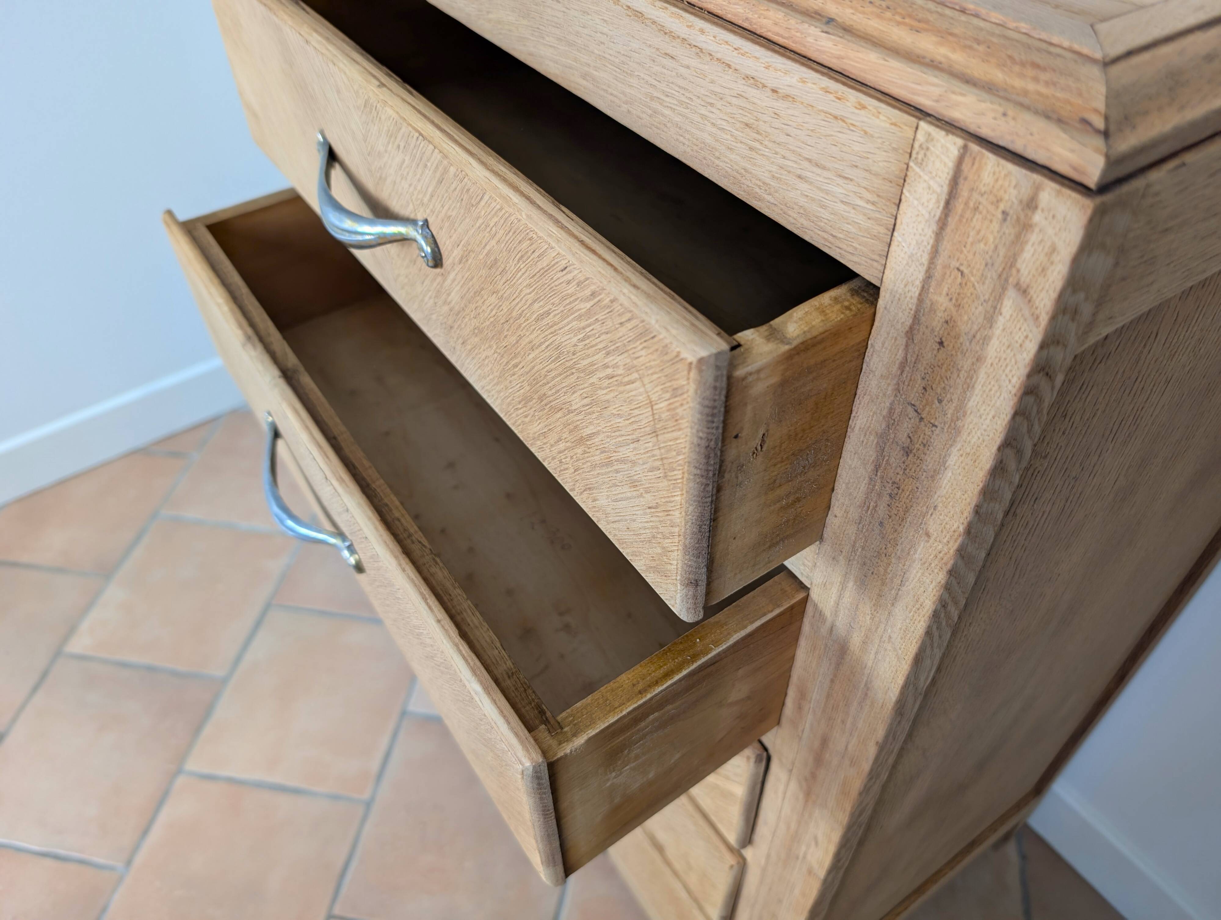 Chest of drawers