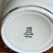 Service à thé en porcelaine bavaroise avec bordure dorée.