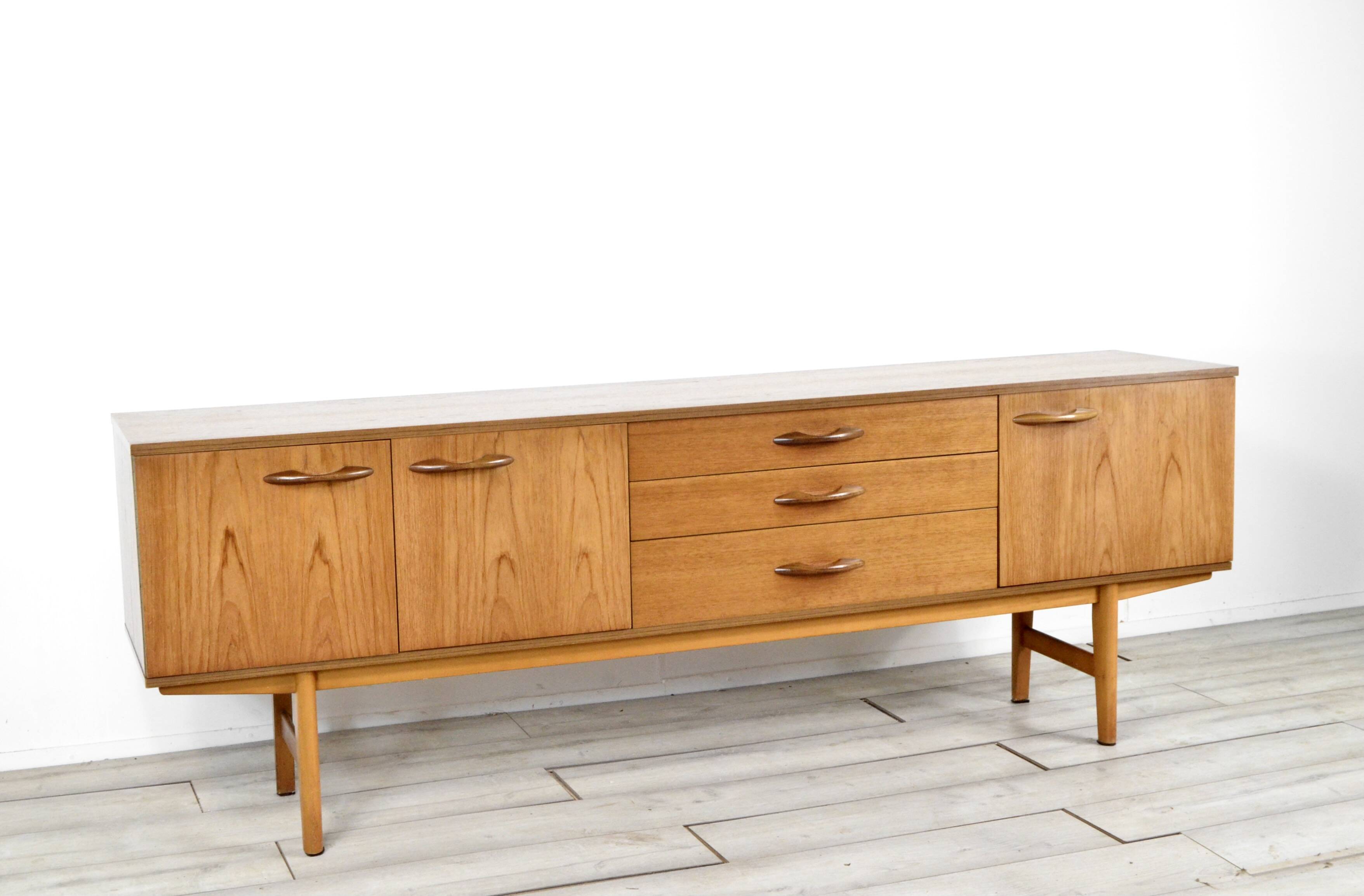Buffet/table basse en teck « Avalon » du milieu du siècle. Style vintage élégant.