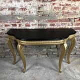 Console de style Louis XV en bois sculpté à dessus bois noir ciré