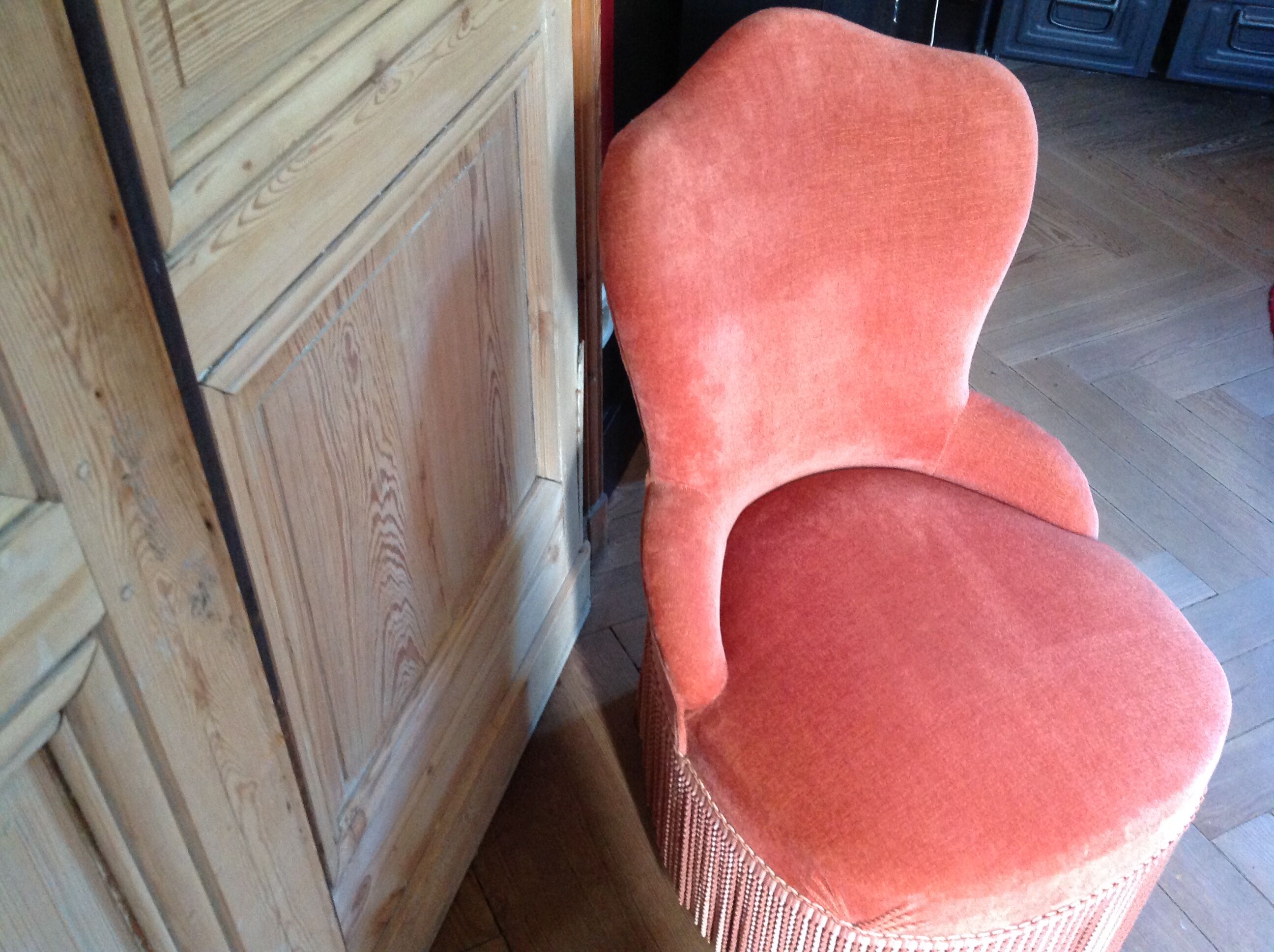 Pink velvet toad chair