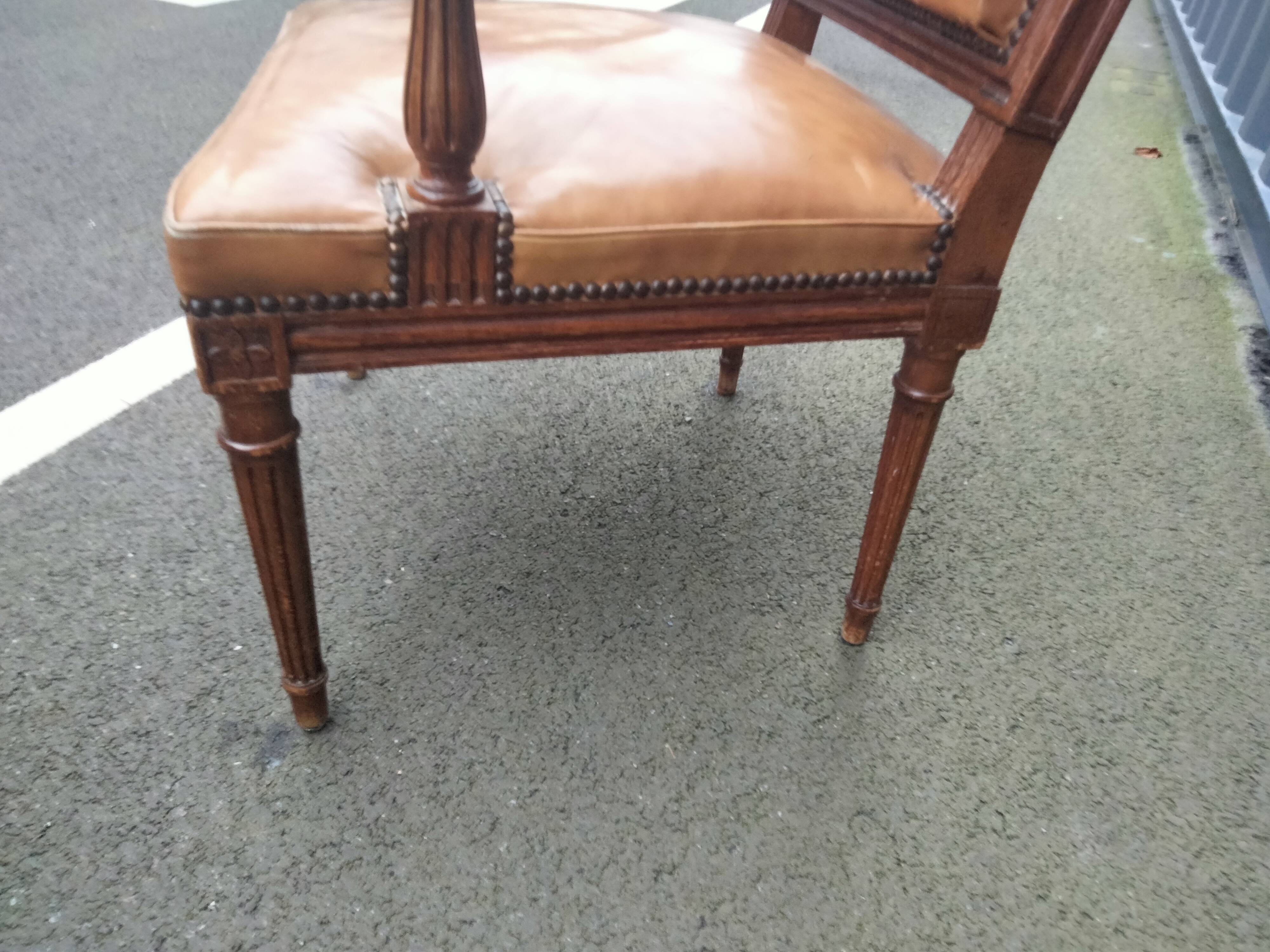 Paire de fauteuils anciens style Louis XVl