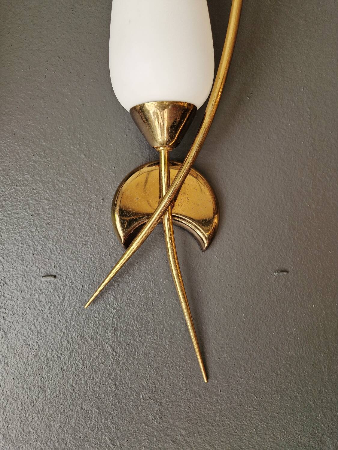 Paire d'appliques murales en laiton et verre satiné blanc, années 1950