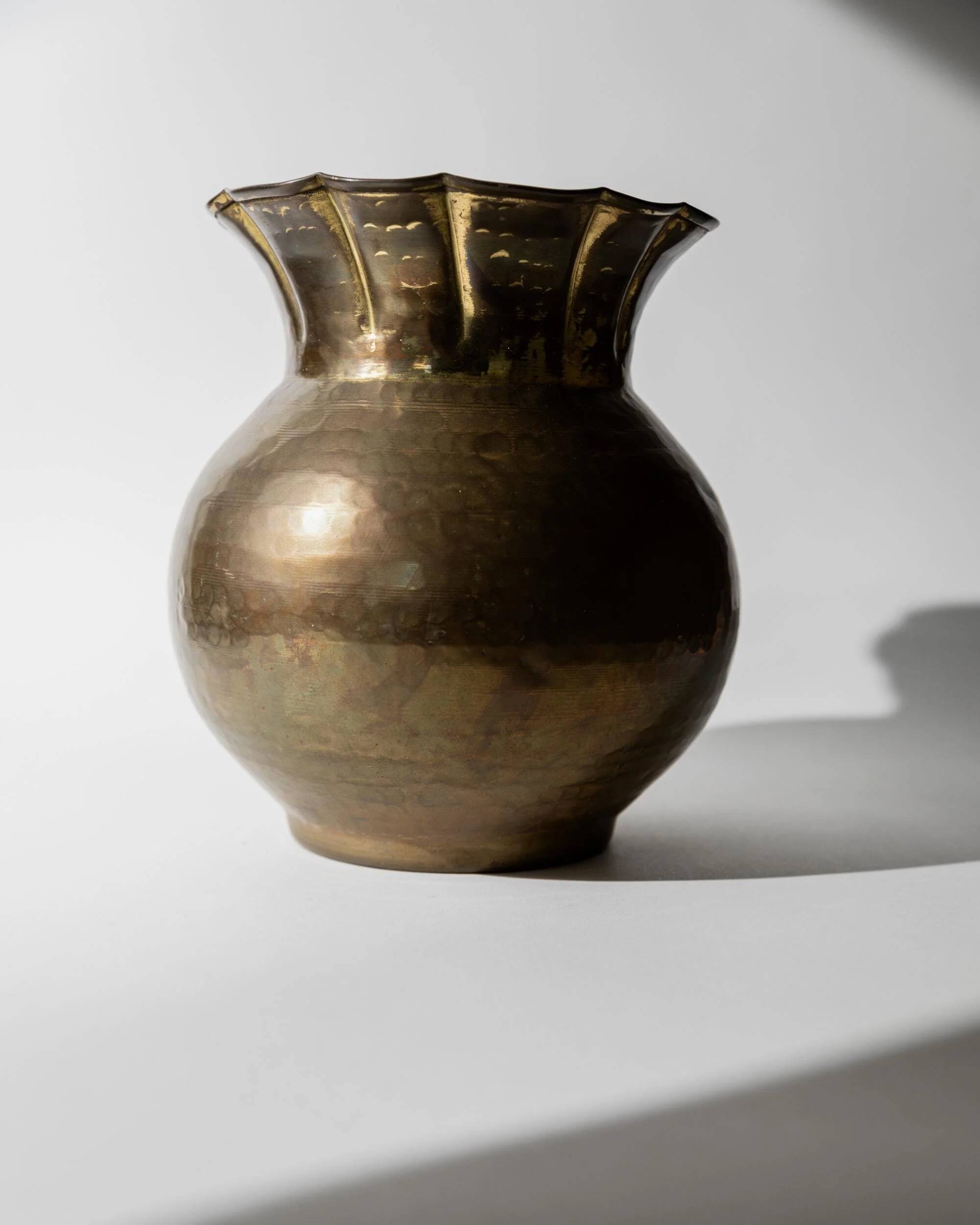 Vase vintage en laiton des années 1960, forme sphérique avec bord ondulé