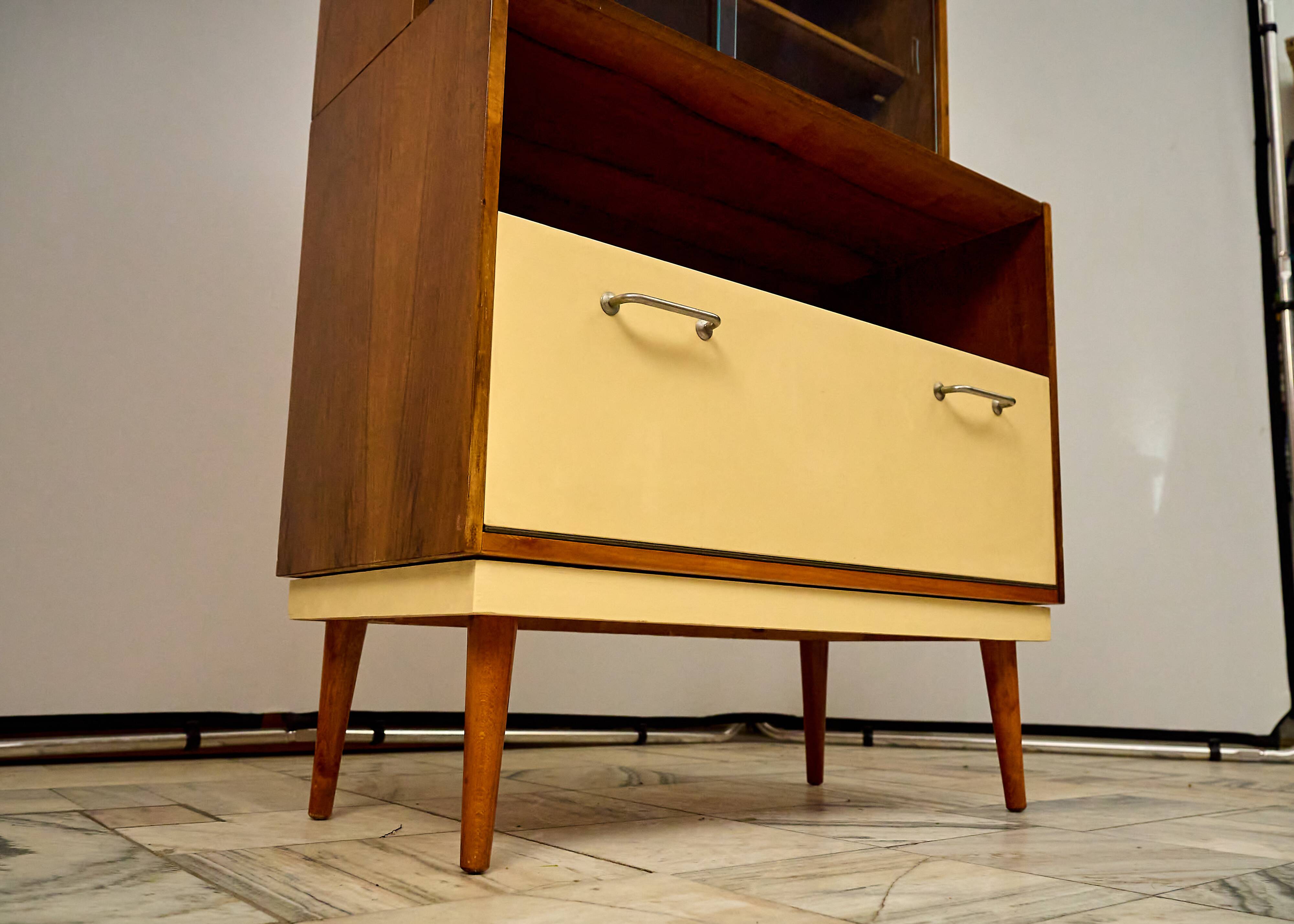 Vitrine du milieu du siècle des années 1960, Tchécoslovaquie