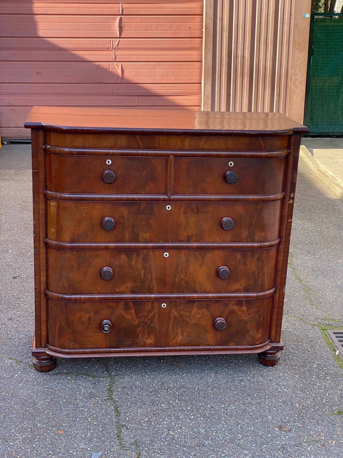 Victorian English commode in solid mahogany wood, 1930.