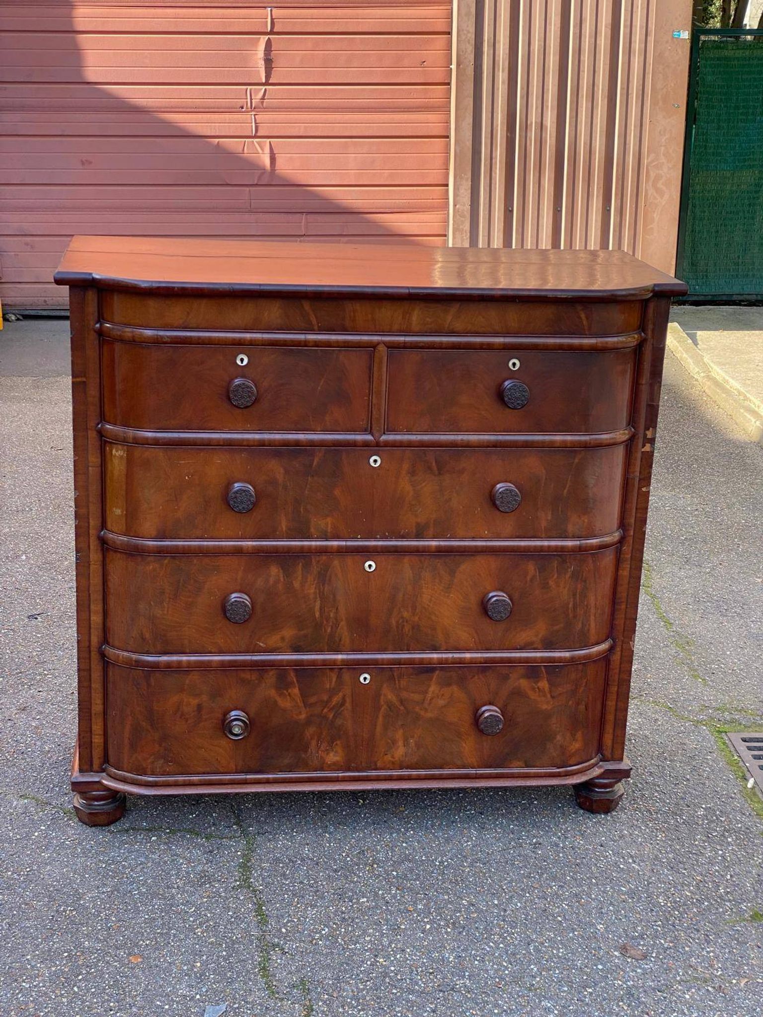 Victorian English commode in solid mahogany wood, 1930.
