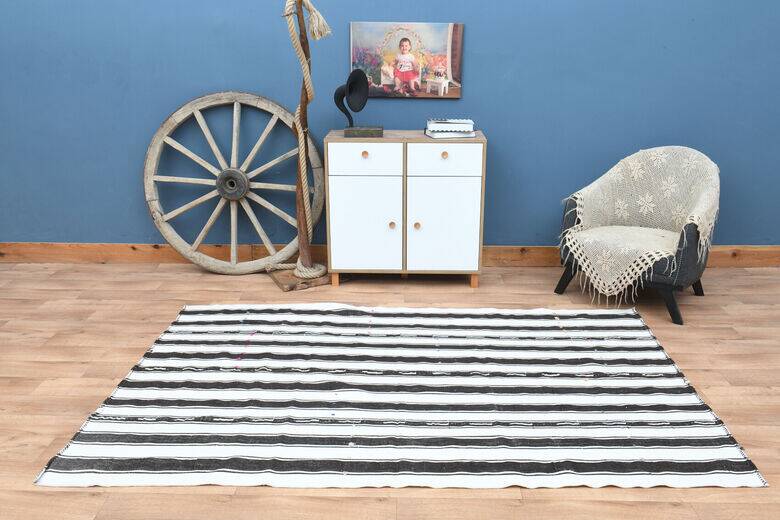 Tapis plat à rayures blanches et noires 152 x 243 cm