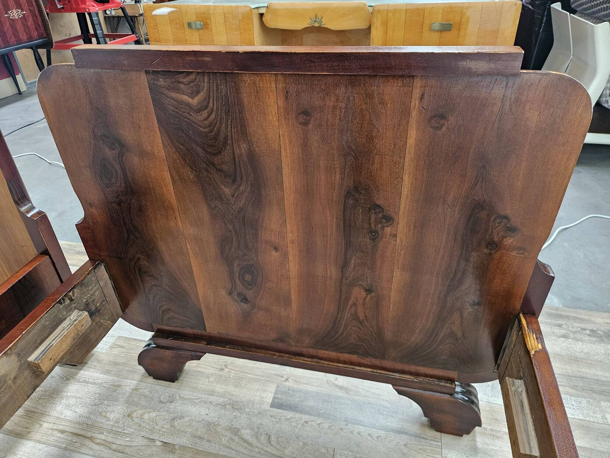 Pair of Art Decò single beds in mahogany and pink maple, 1940