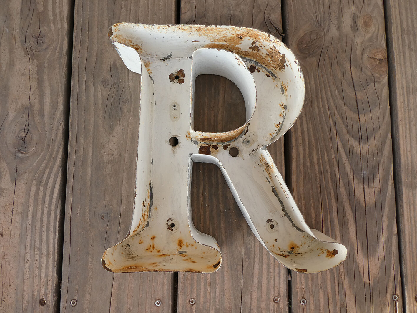 Letter "R" of vintage industrial brand in iron