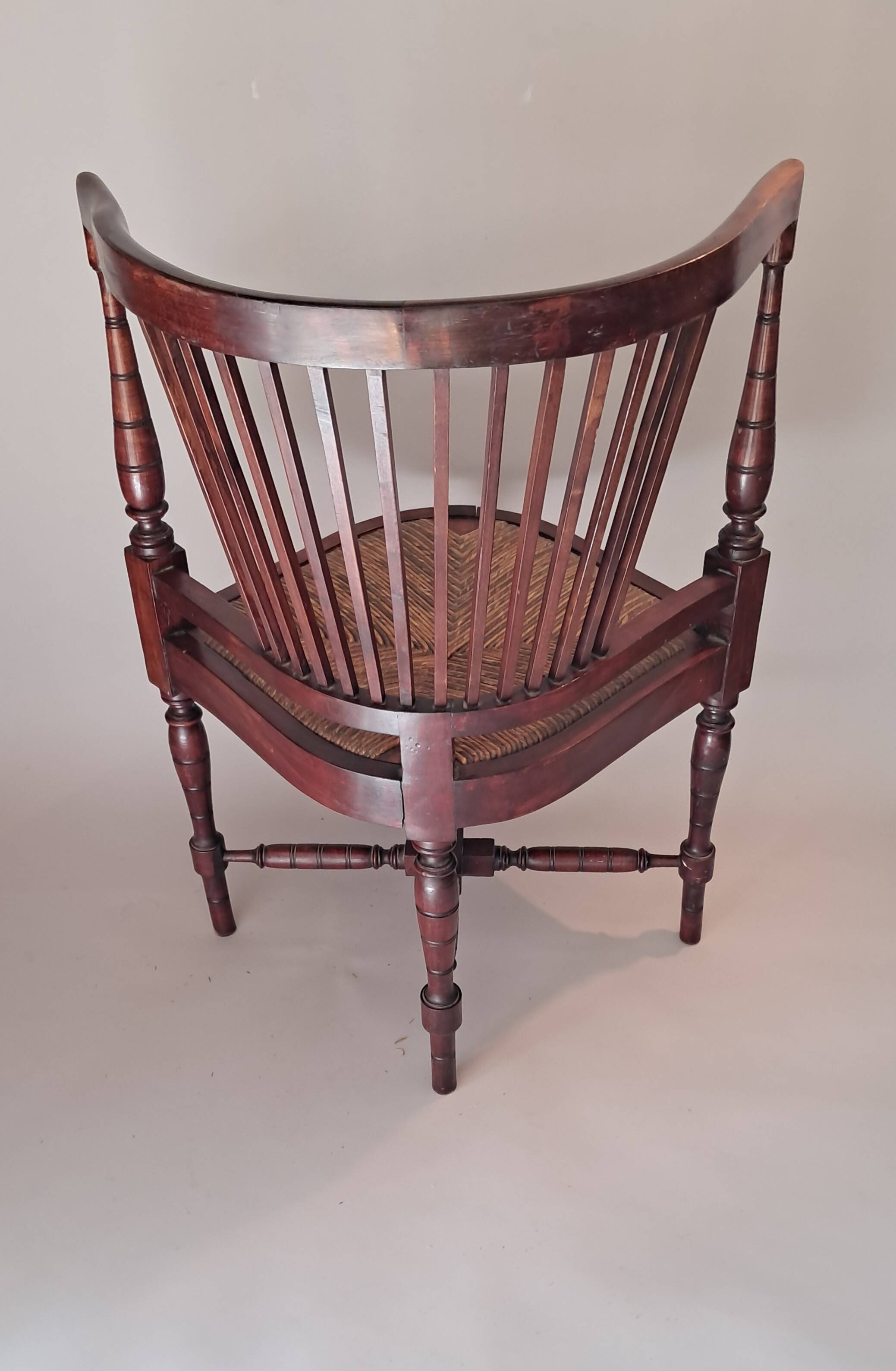 Paire de fauteuils d'angle paillés Jungerstil en acajou 1900.