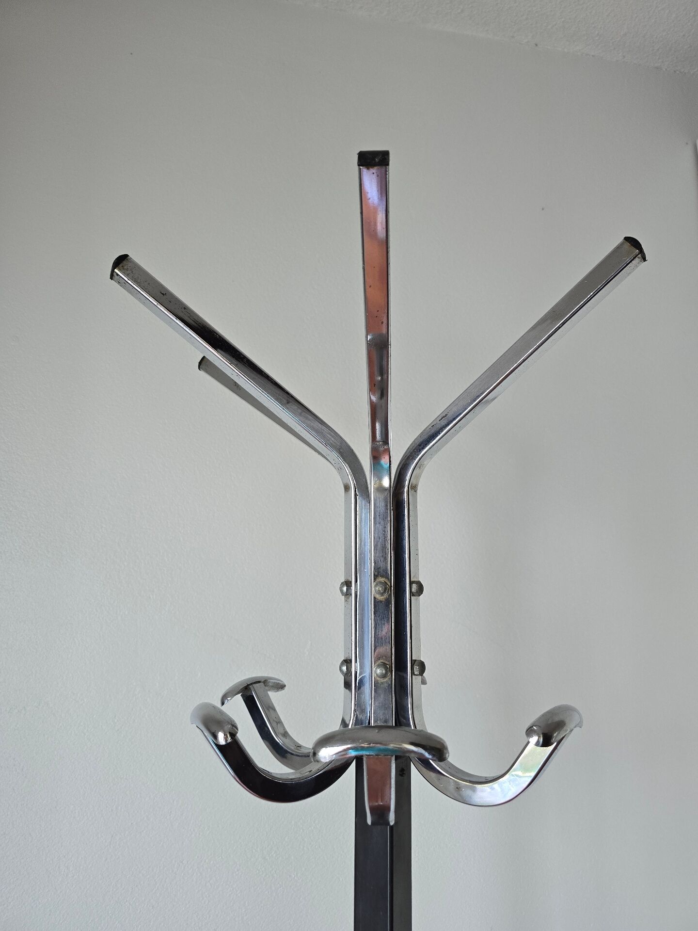 Chrome parrot coat rack with swivel head on a gas lift.
