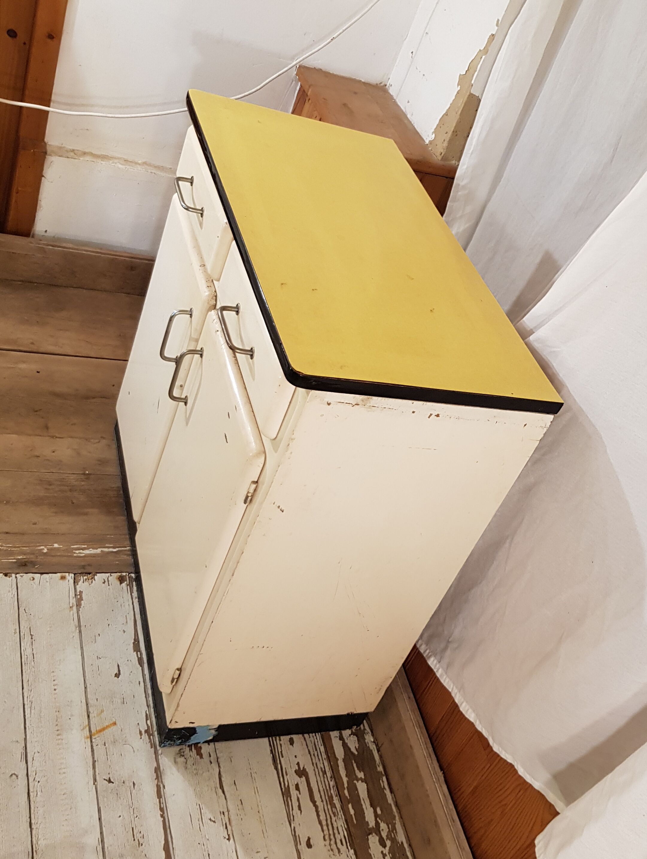 Mado buffet with yellow formica tray