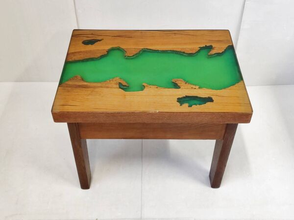 Table d'appoint vintage 1970 en resine epoxy verte & chene massif 70s bruta