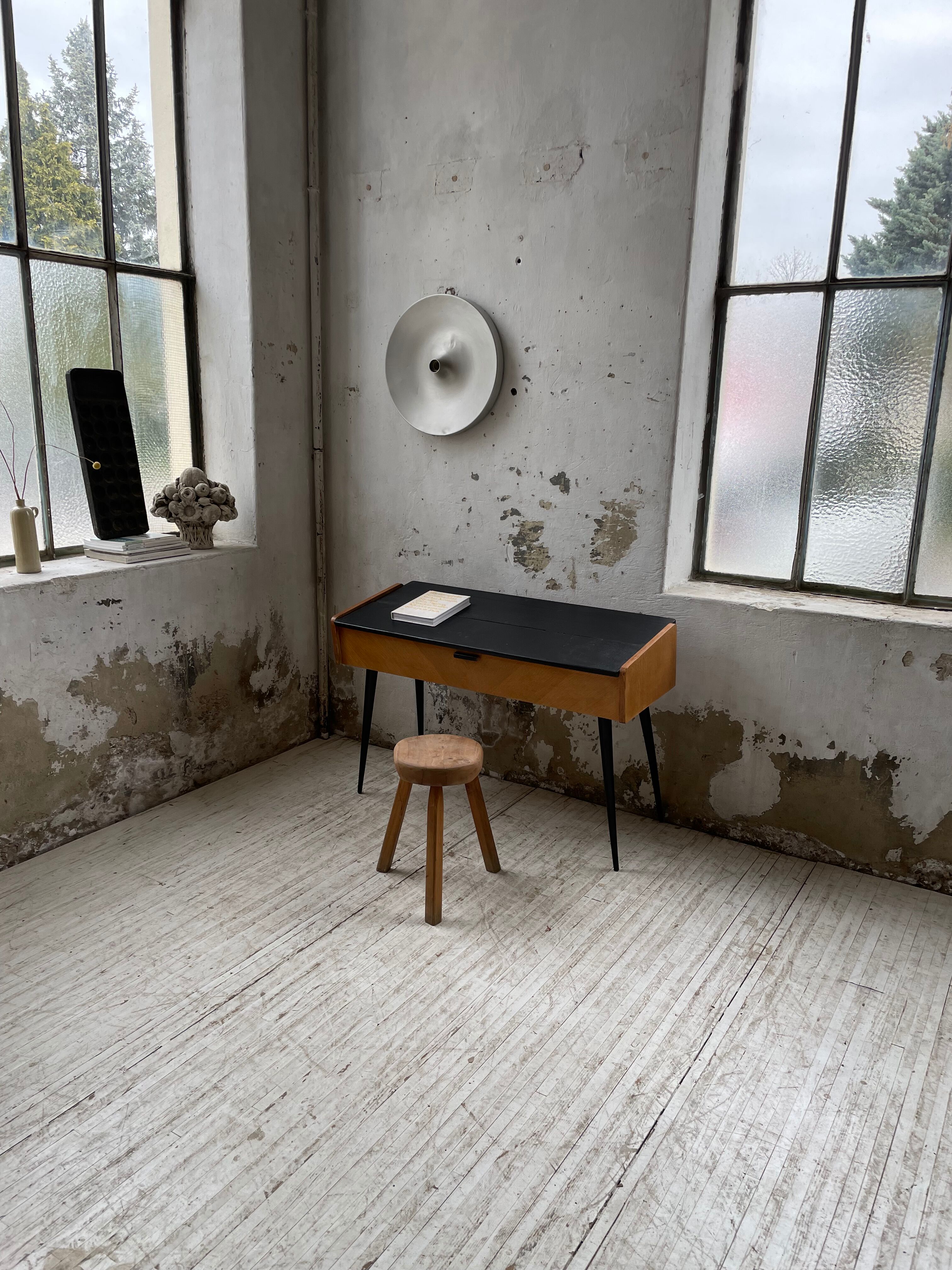 Console desktop feet compass 60s