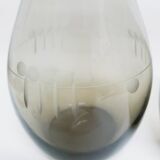 Paire de grands vases en verre fumé gravé