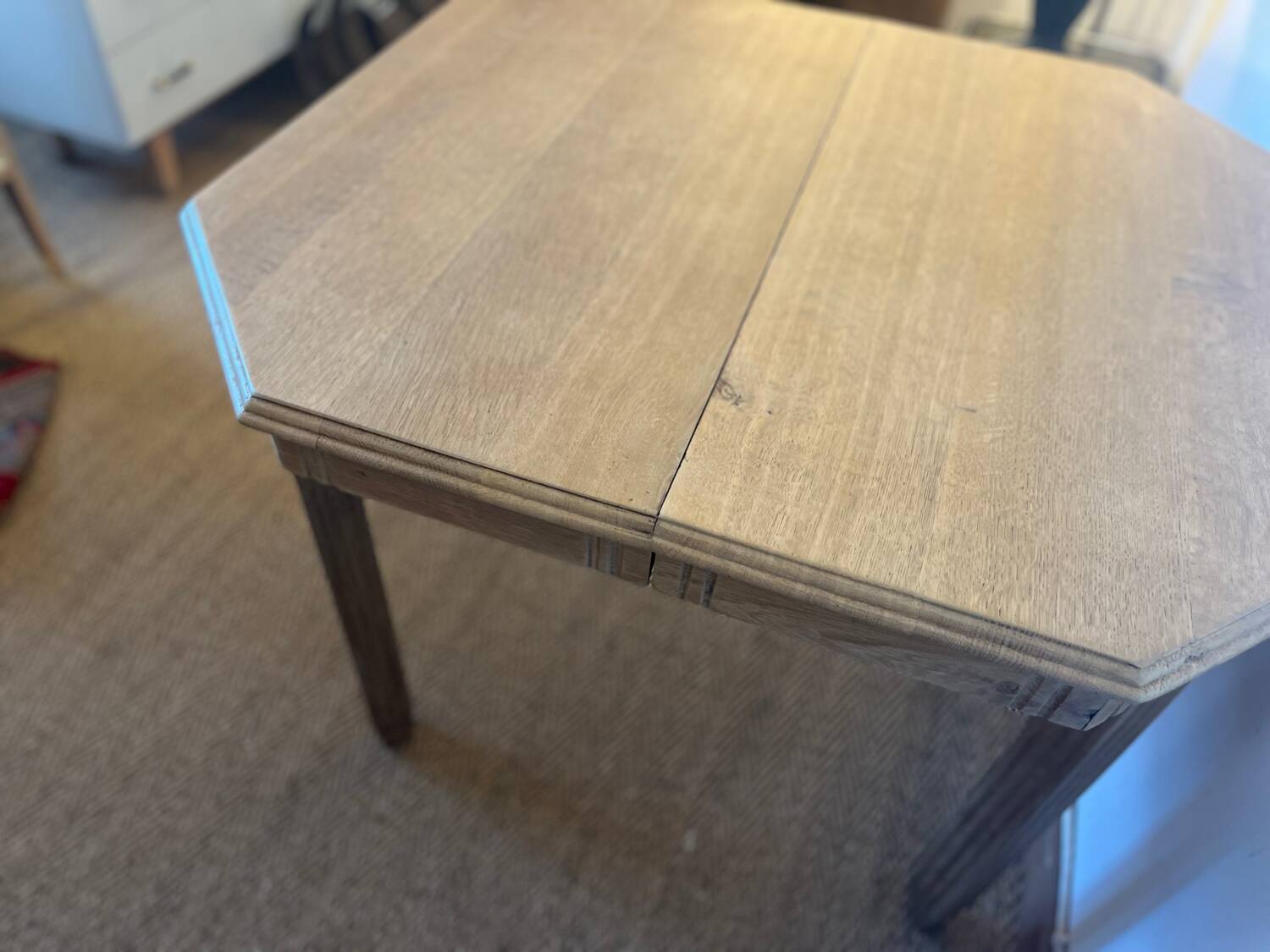 Extendable wooden art deco table for 4 to 8 people