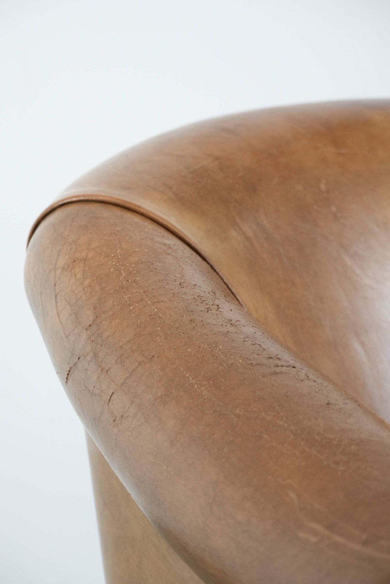Characterful club chair made of sheepskin leather with light cognac colours