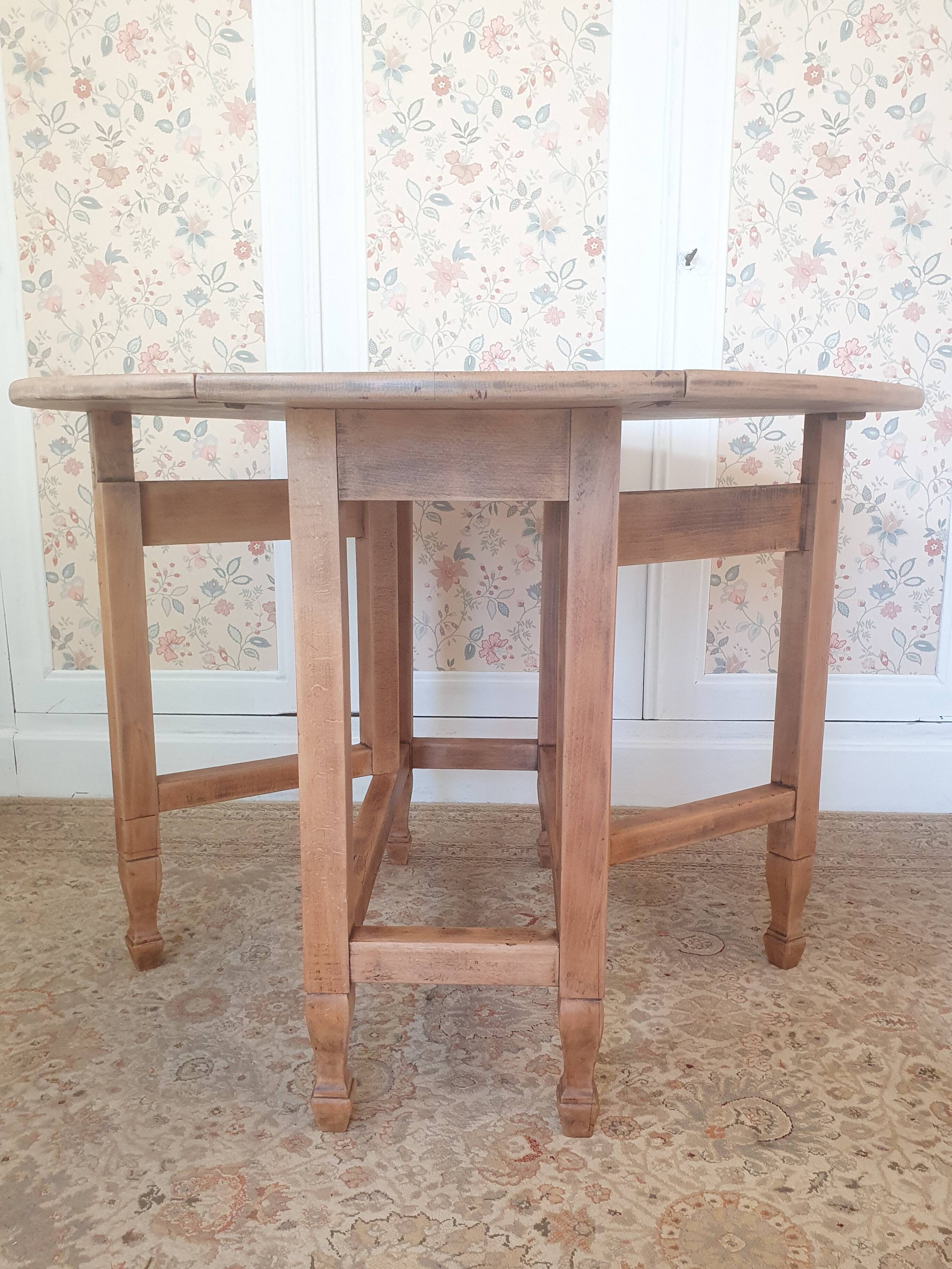Drop-leaf gateleg table